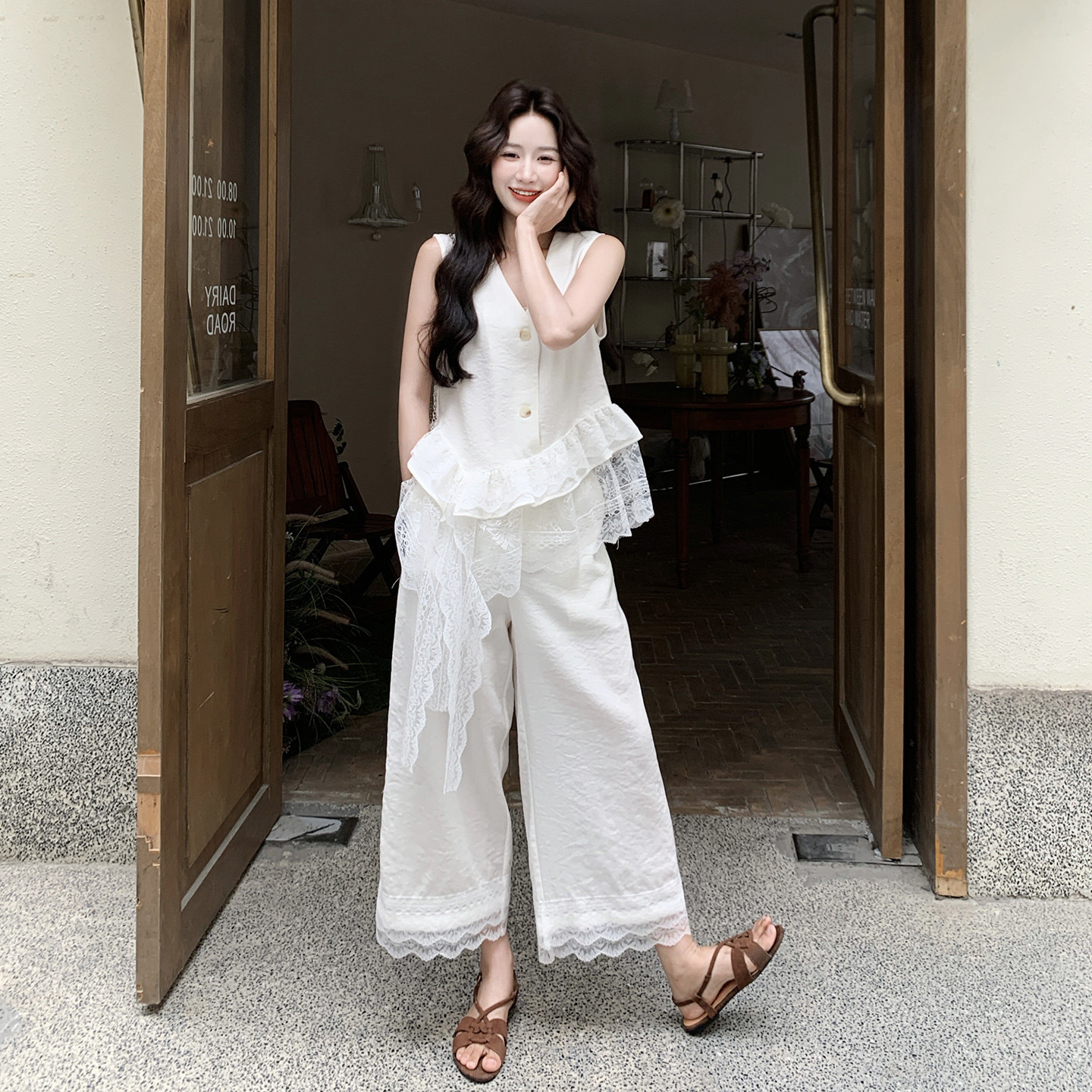 米白色法式休闲两件套女2026夏新款不规则蕾丝花边背心阔腿裤套装