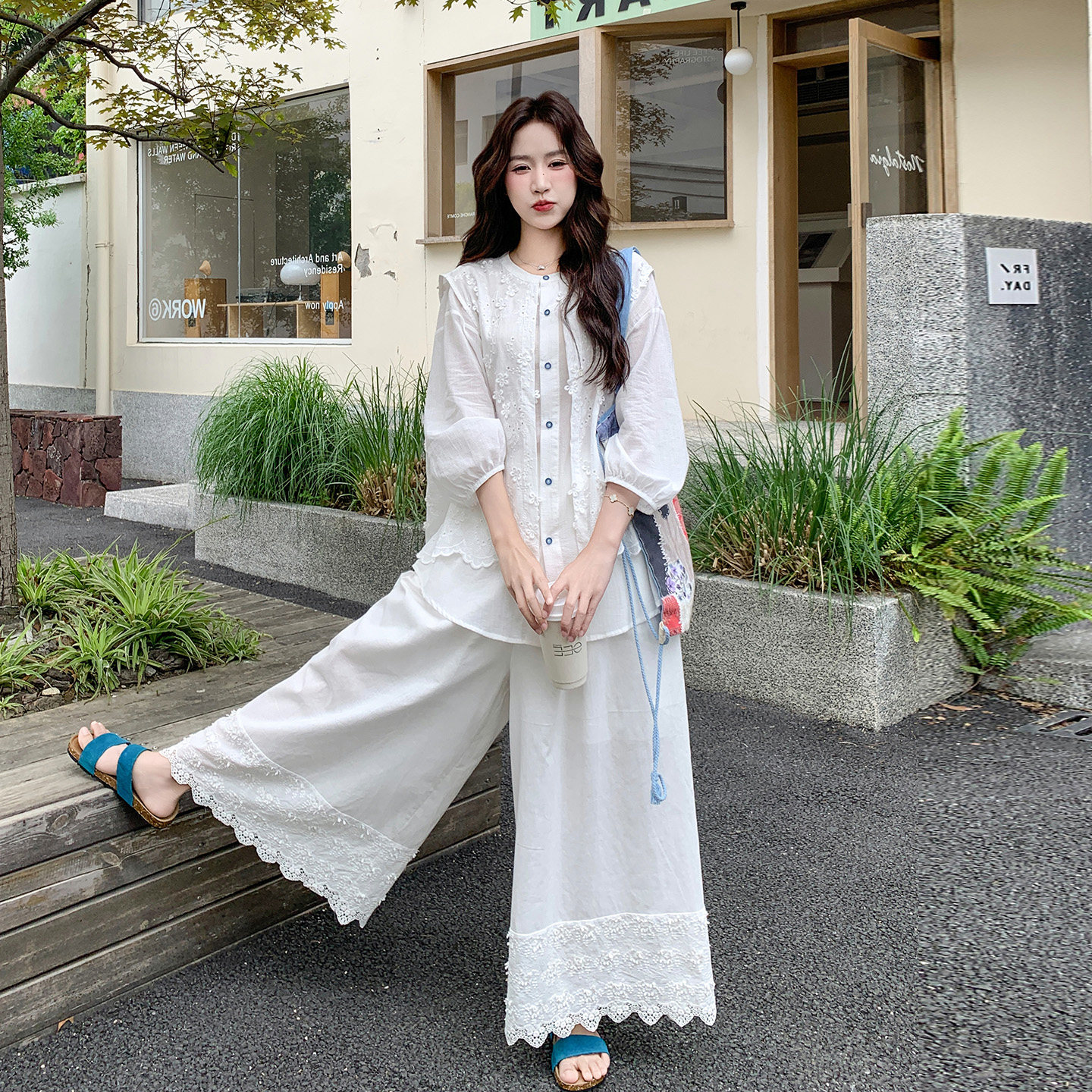 白色温柔慵懒风气质套装女2026新款夏日立体刺绣上衣阔腿裤两件套