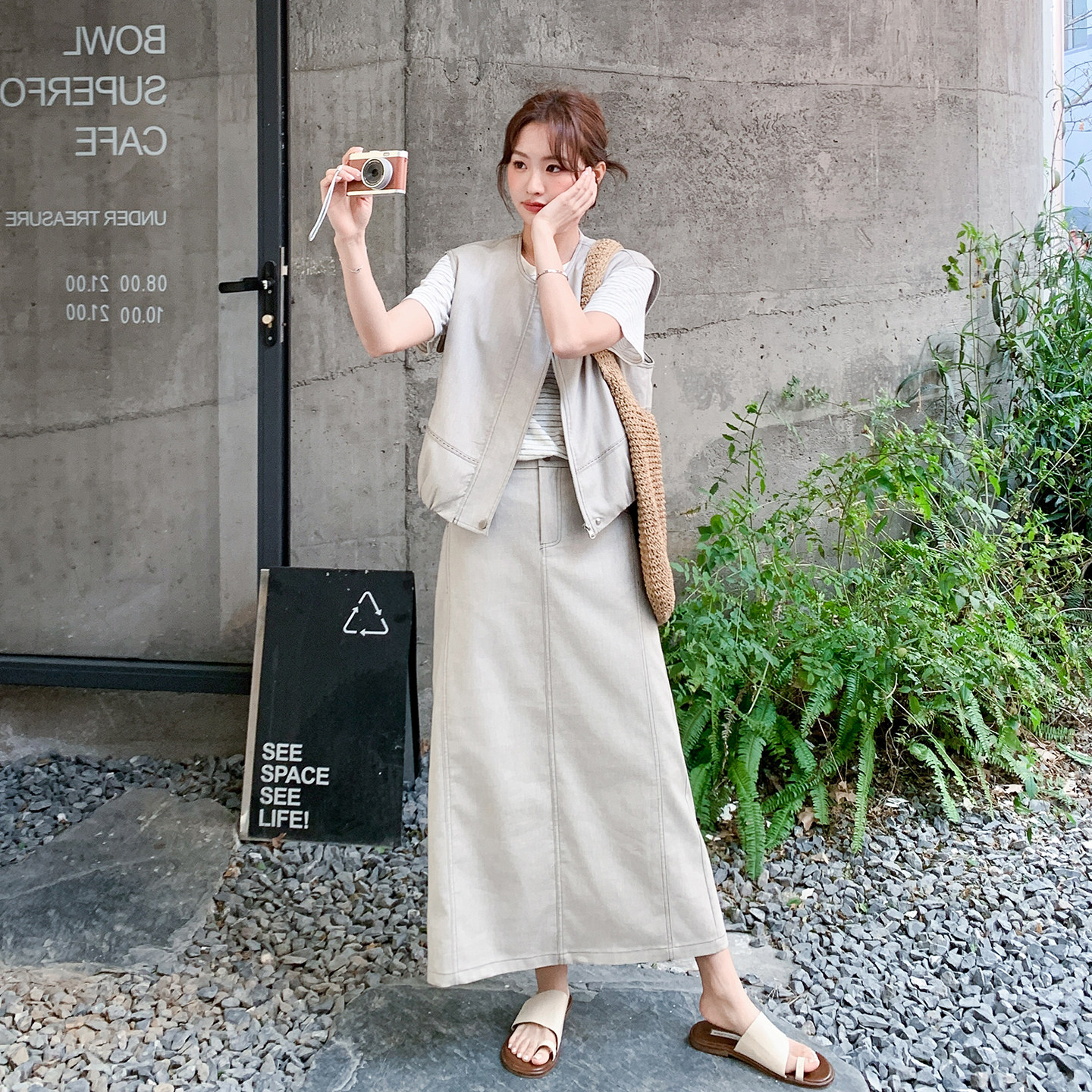 浅灰色简约松弛感圆领马甲套装女2026夏新款条纹T恤半身裙三件套