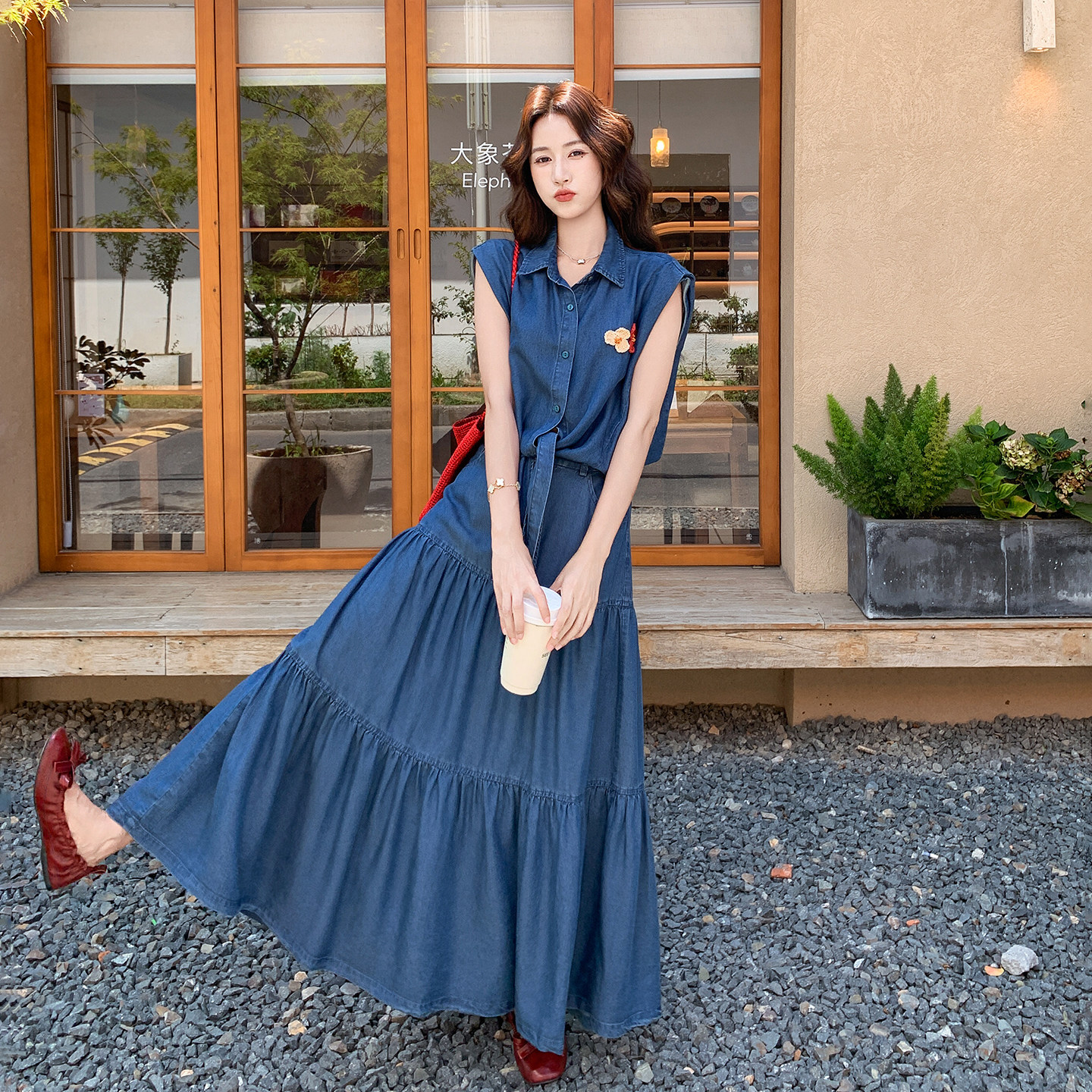 蓝色休闲时尚洋气牛仔套装女2026夏新款扭结花朵衬衫半身裙两件套
