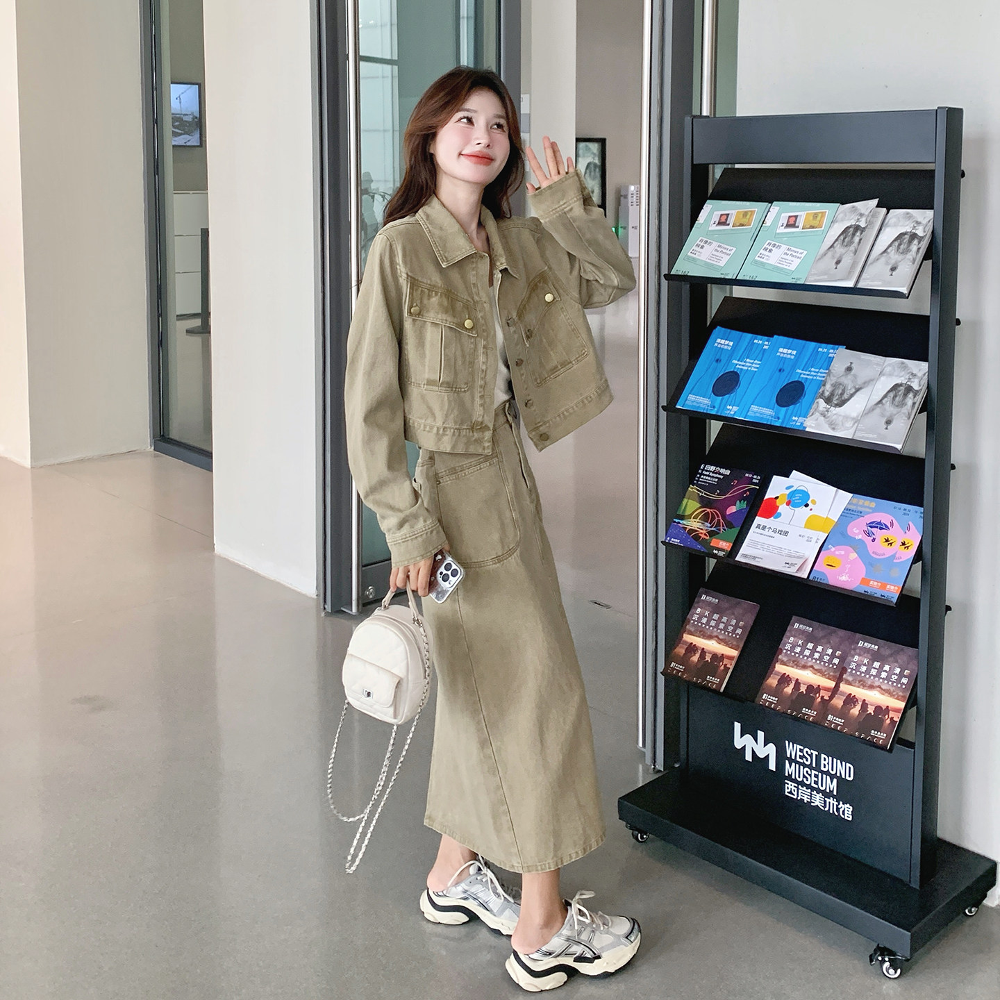 卡其色简约设计感工装套装女2026早春新款小个子上衣半身裙两件套