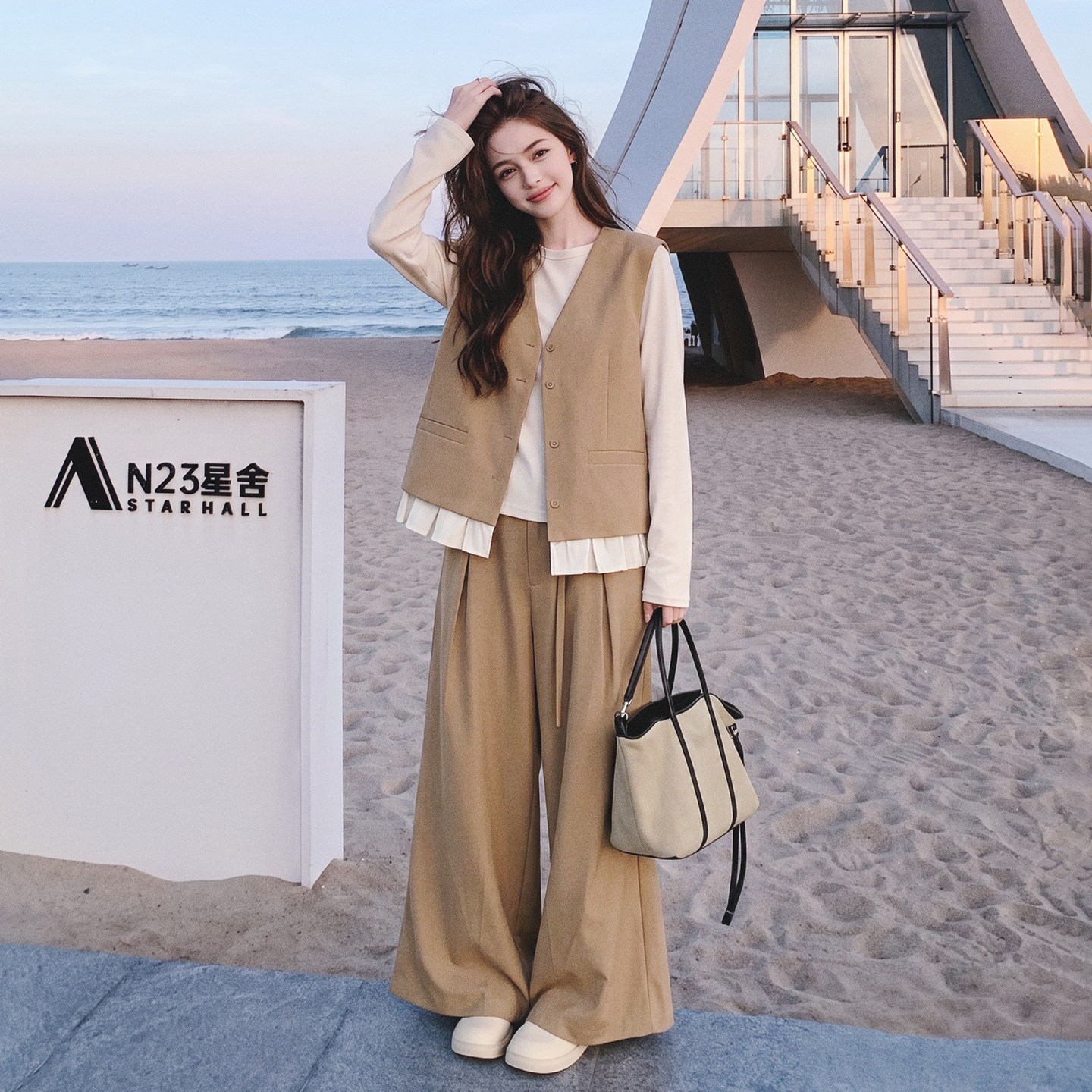 卡其色韩系设计感三件套女2026秋季新款花边马甲打底衫阔腿裤套装
