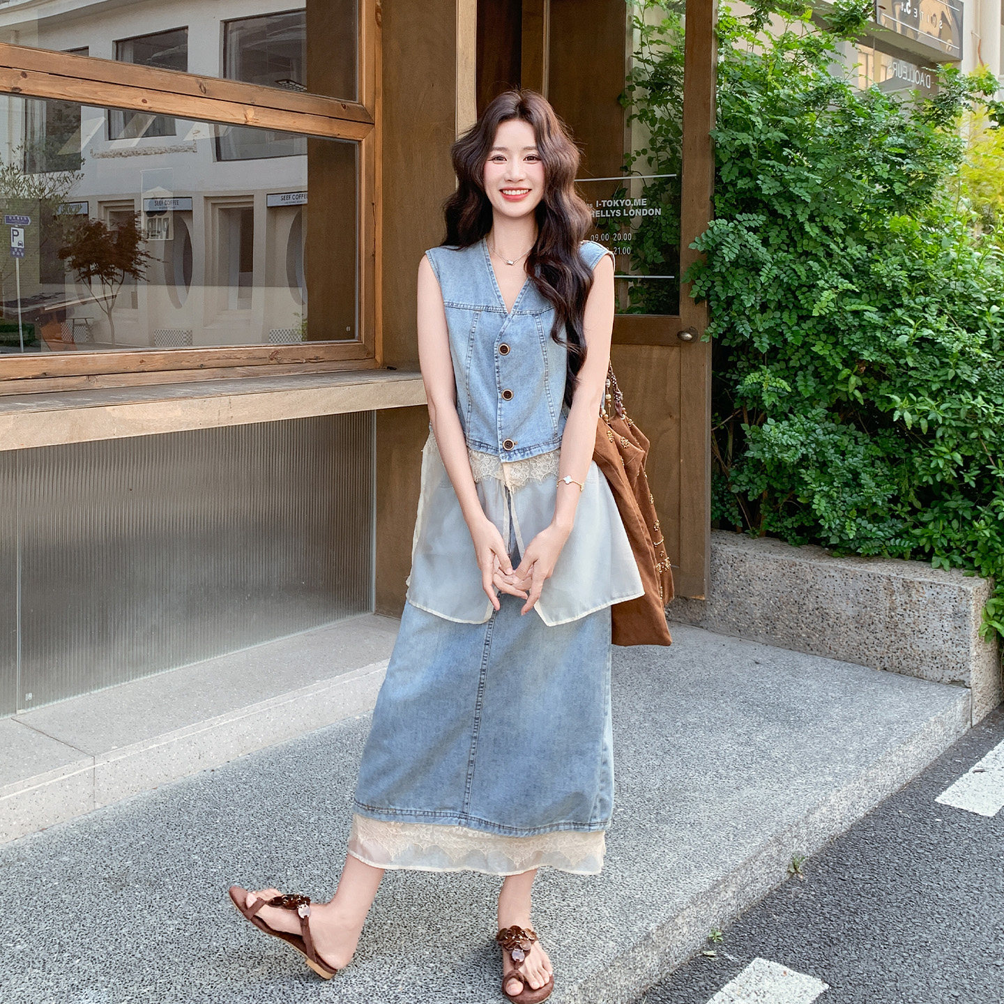 初夏别致设计感蕾丝拼接牛仔套装女2026新款V领上衣半身裙两件套