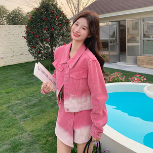春日绝美氛围感减龄粉色牛仔套装2026新款短款时尚上衣短裙两件套