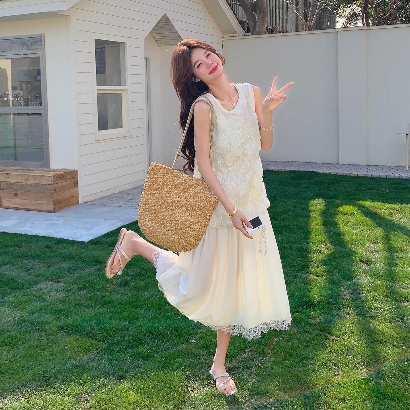 白色立体花蕾丝拼接背心裙女中长款2026夏季新款法式温柔风连衣裙