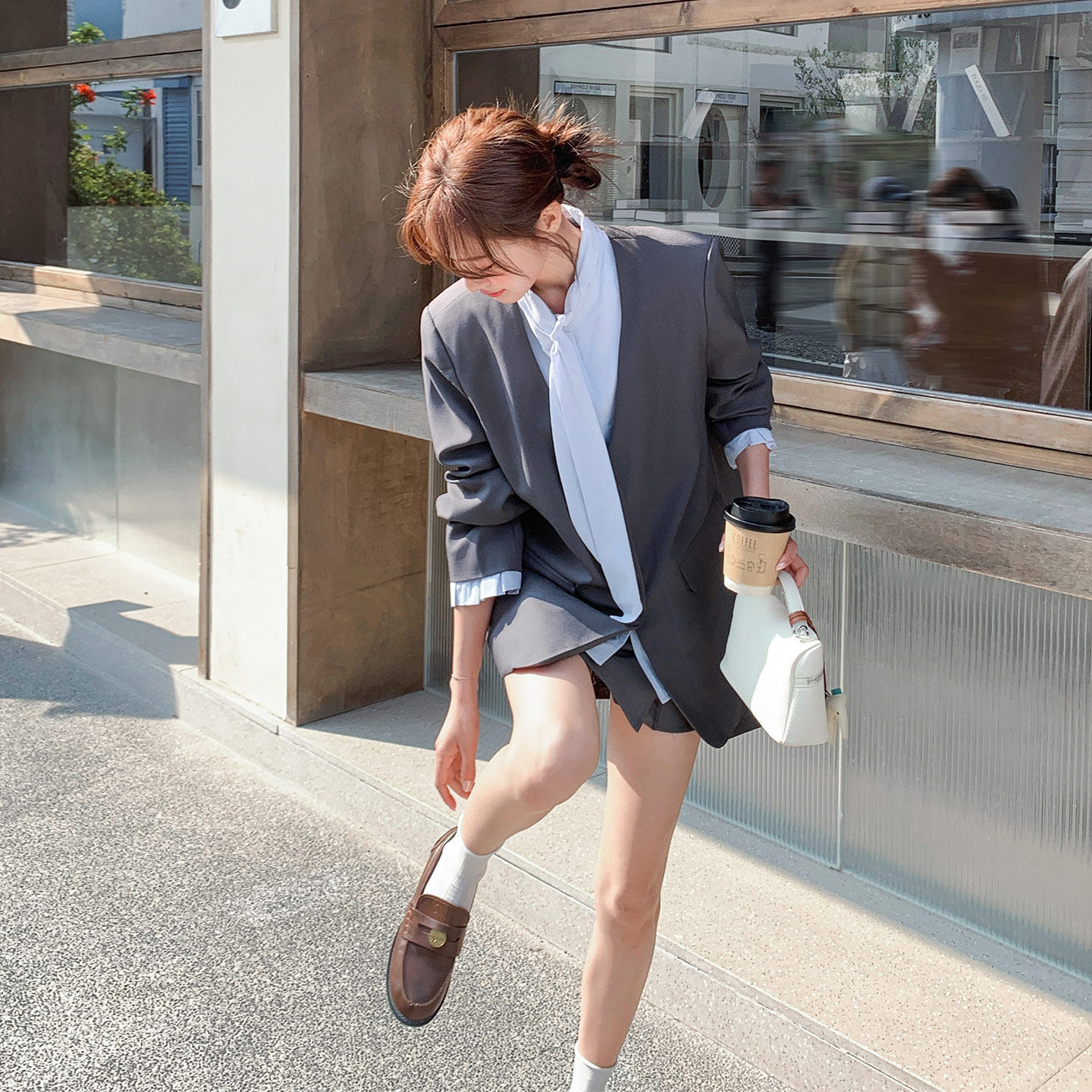 韩系高级感穿搭套装女士2026早春新款撞色拼接飘带西装短裙两件套