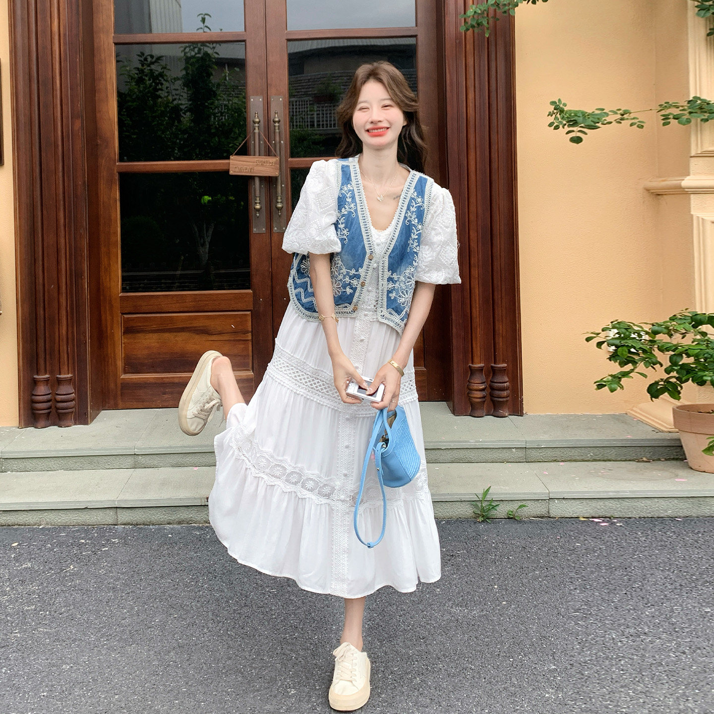 减龄度假风蕾丝V领连衣裙套装女2026新款夏日牛仔刺绣马甲两件套