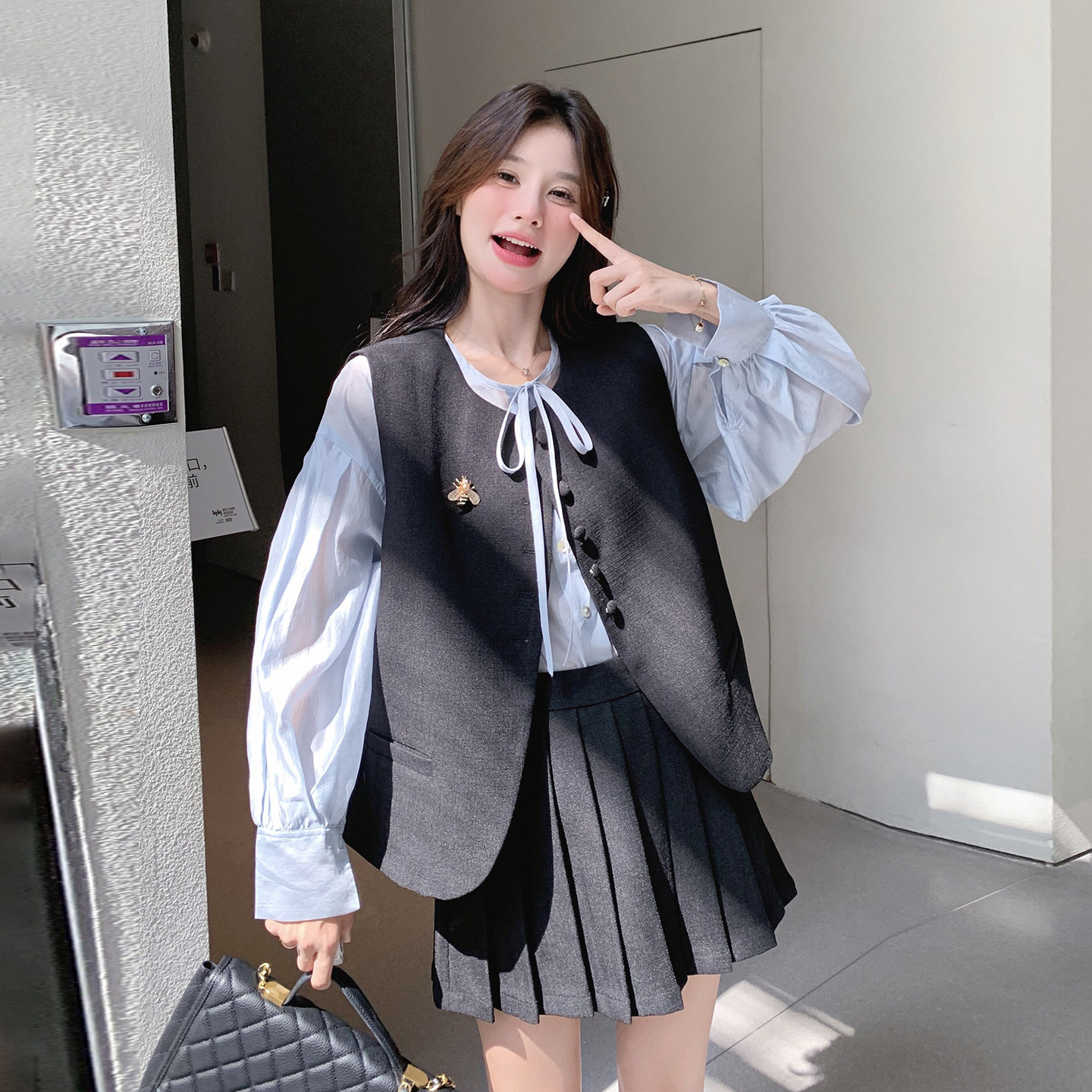 黑色冷淡系独特别致马甲套装女2026开春新款系带衬衫半身裙三件套