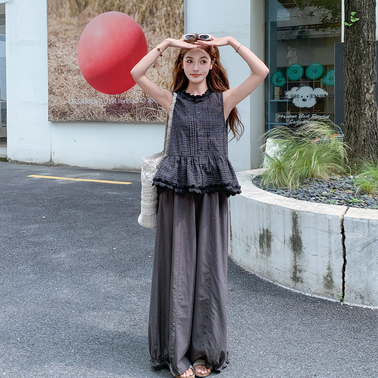 灰色木耳边吊带上衣阔腿裤套装女