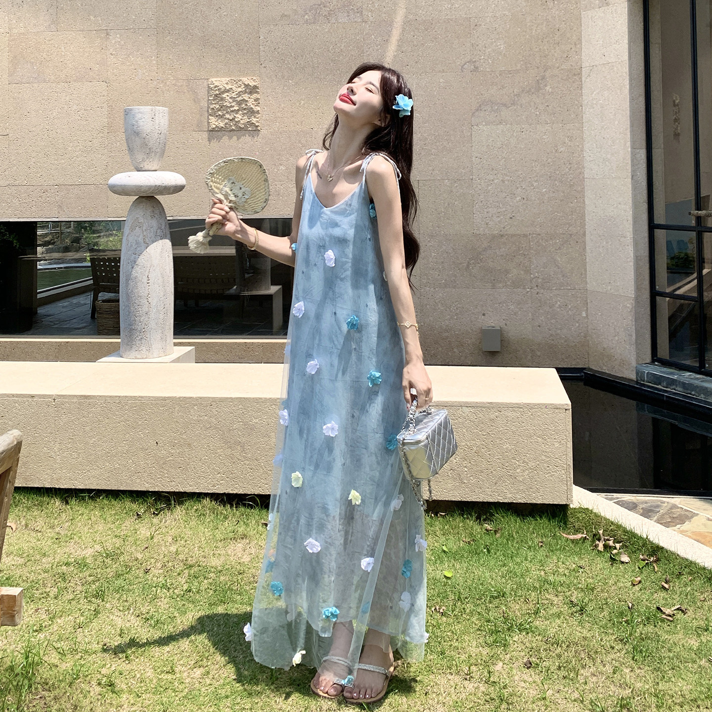蓝色独特漂亮巨好看立体花朵连衣裙2026新款夏日绝美度假风吊带裙