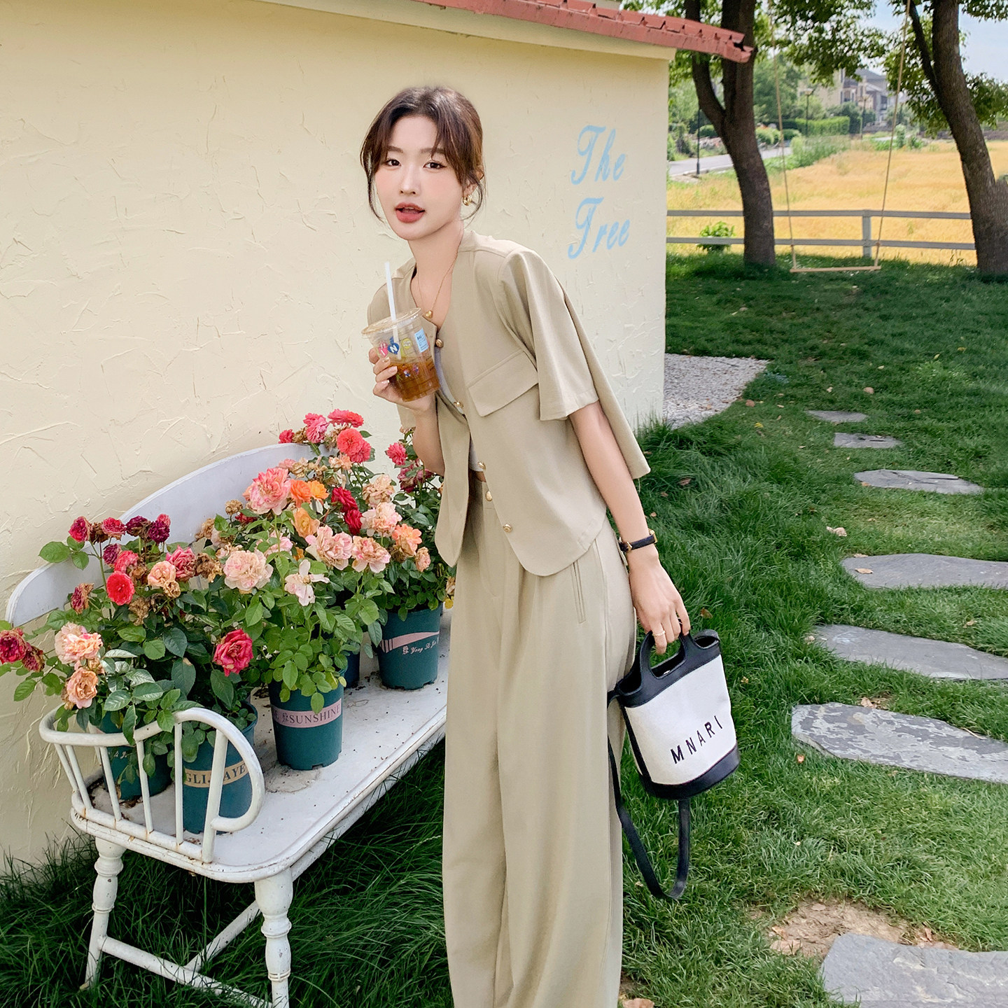 卡其色韩系高级感气质套装女2026夏新款圆领短袖上衣阔腿裤两件套