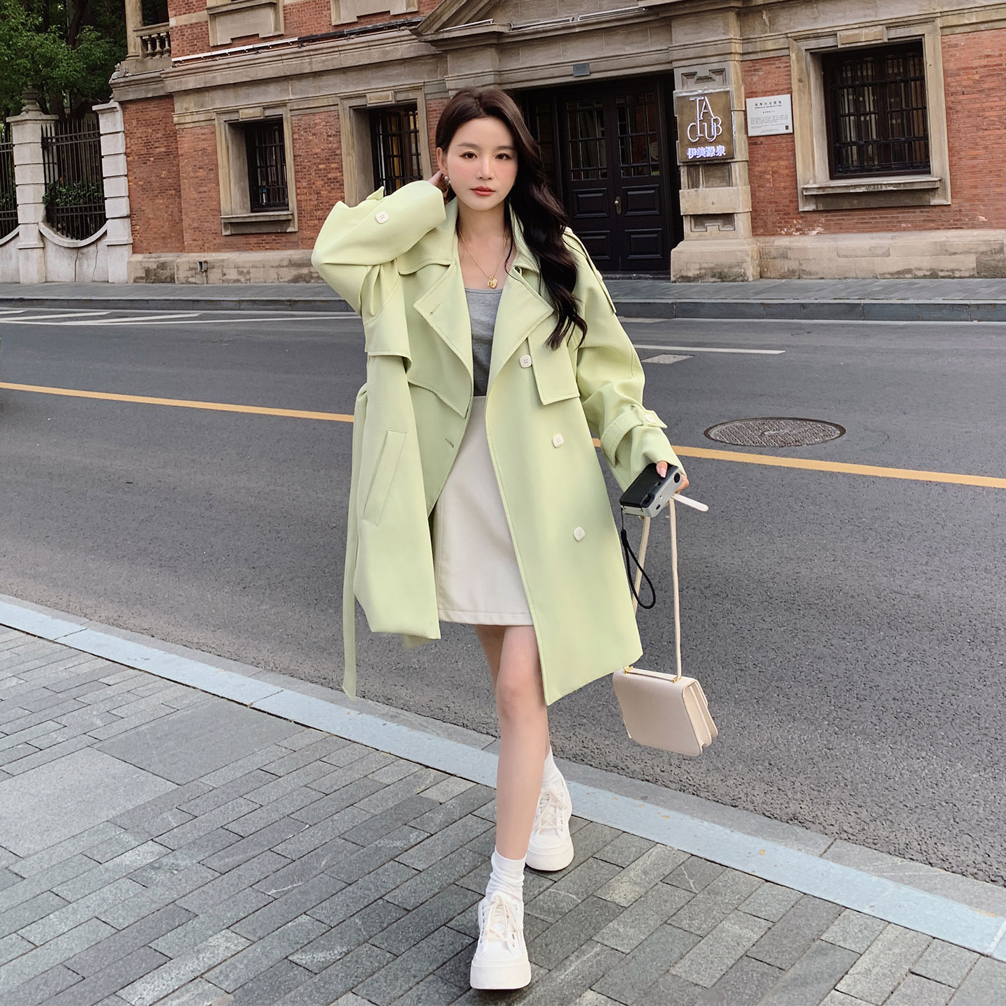 浅绿色休闲减龄少女感风衣2026早秋新款韩版减龄学院风收腰外套