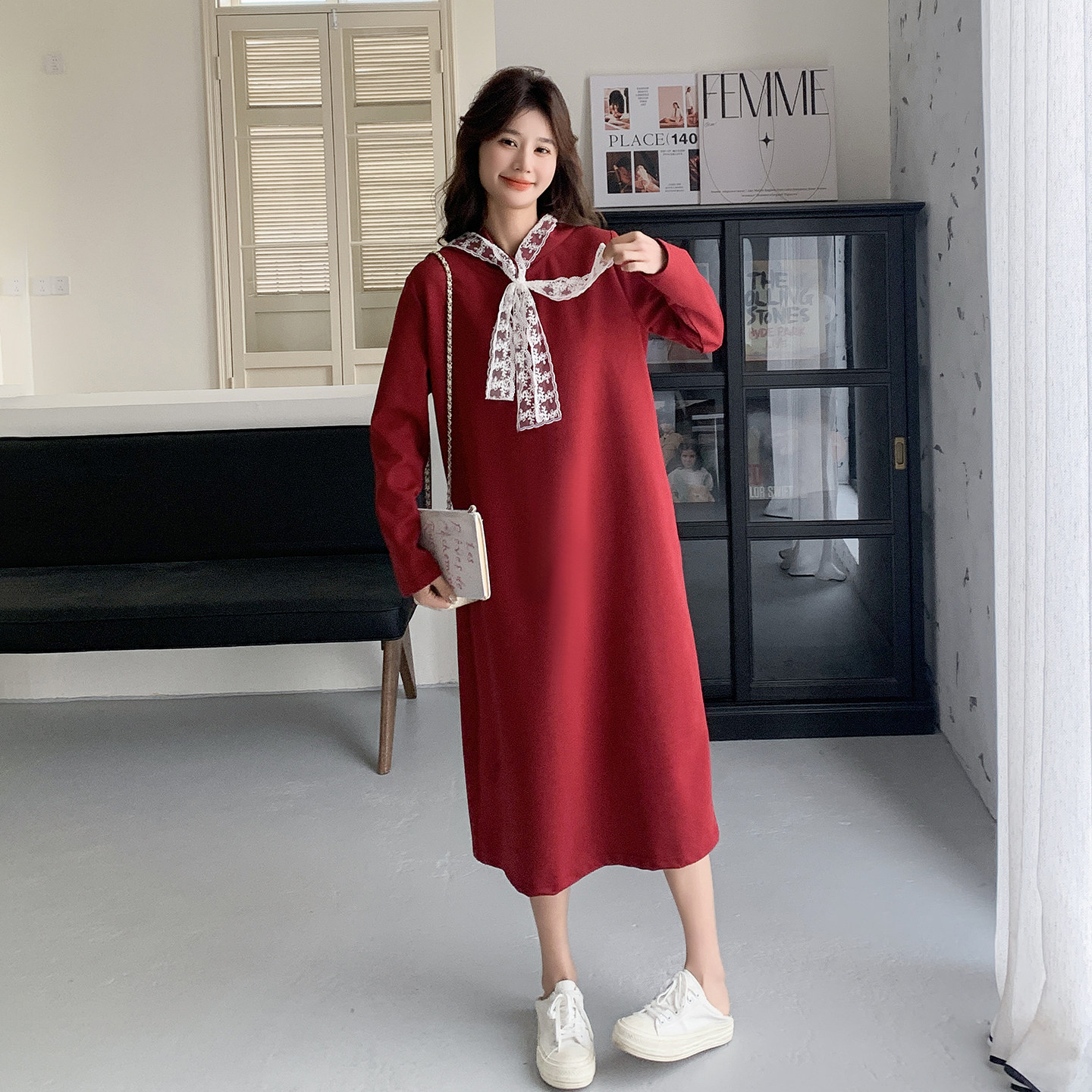 红色韩系设计感蕾丝拼接连帽连衣裙女2026春季新款时尚减龄卫衣裙