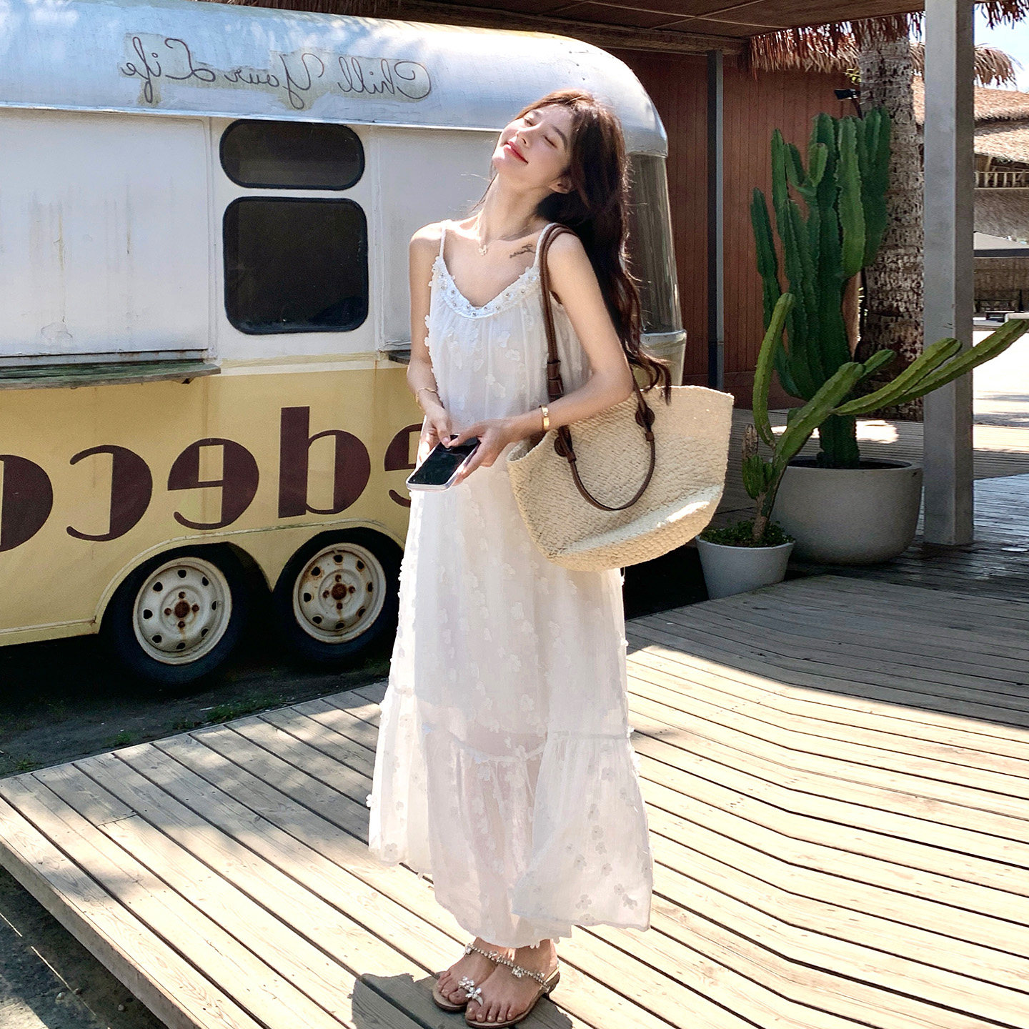 白色蕾丝吊带连衣裙女夏海边