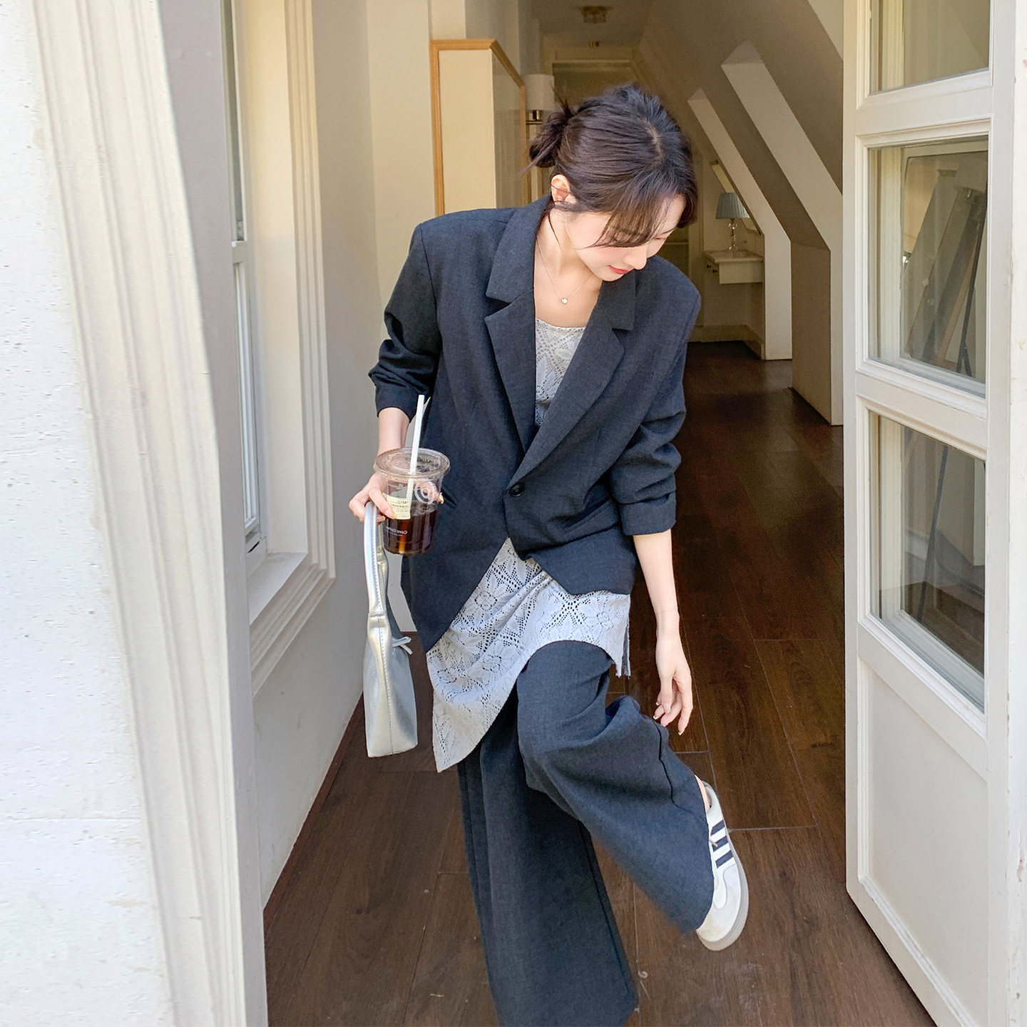 灰色轻熟高级感西服套装女2026春季新款西装钩花内搭阔腿裤三件套