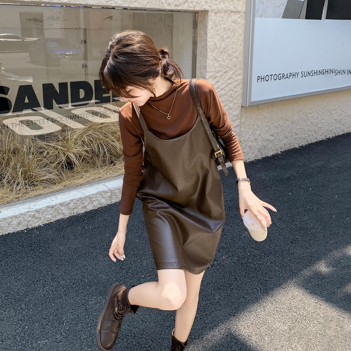 咖色名媛高级感PU皮吊带连衣裙套装女2026春季新款针织内搭两件套