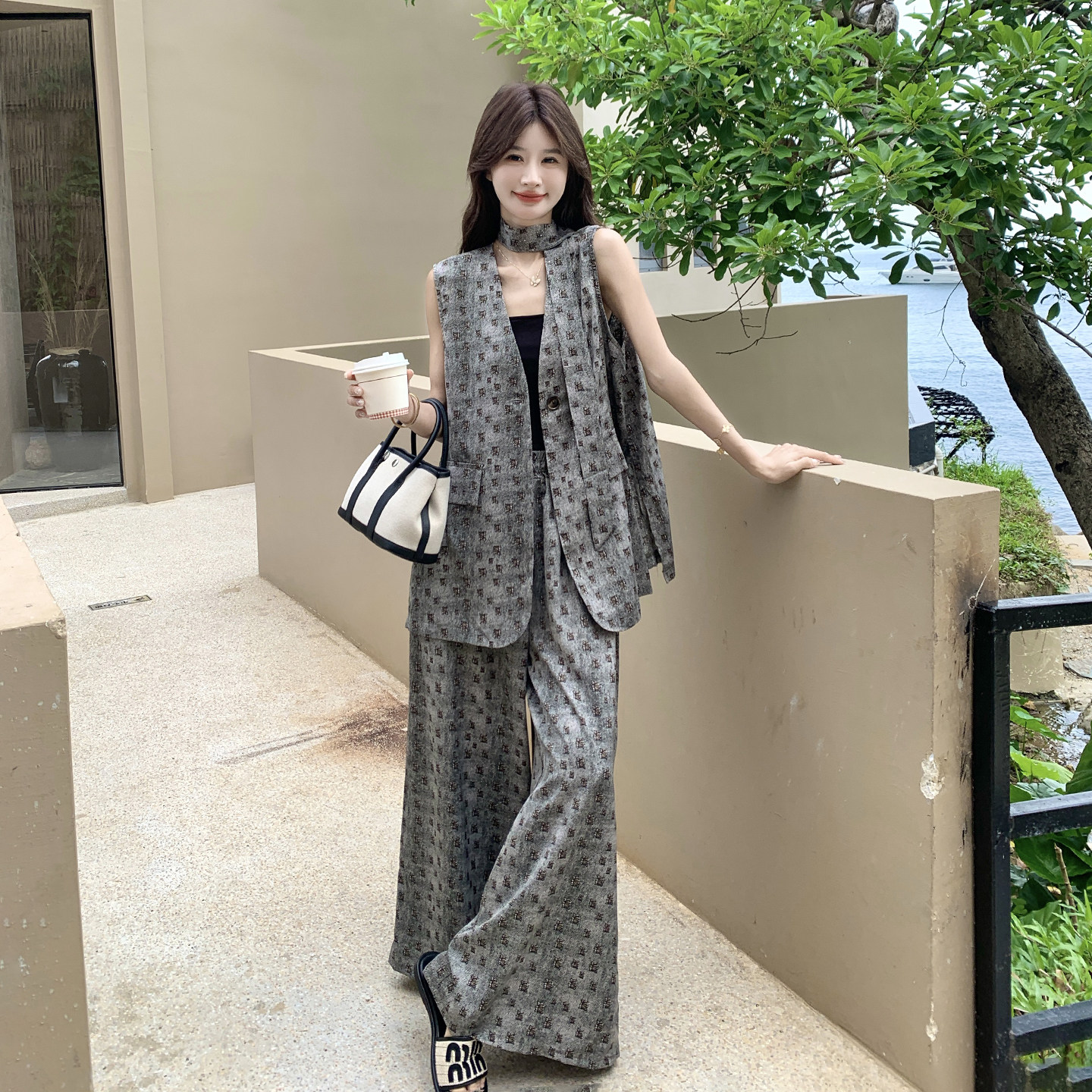 灰色小众轻熟风印花套装女2026新款气质V领上衣阔腿裤两件套夏日