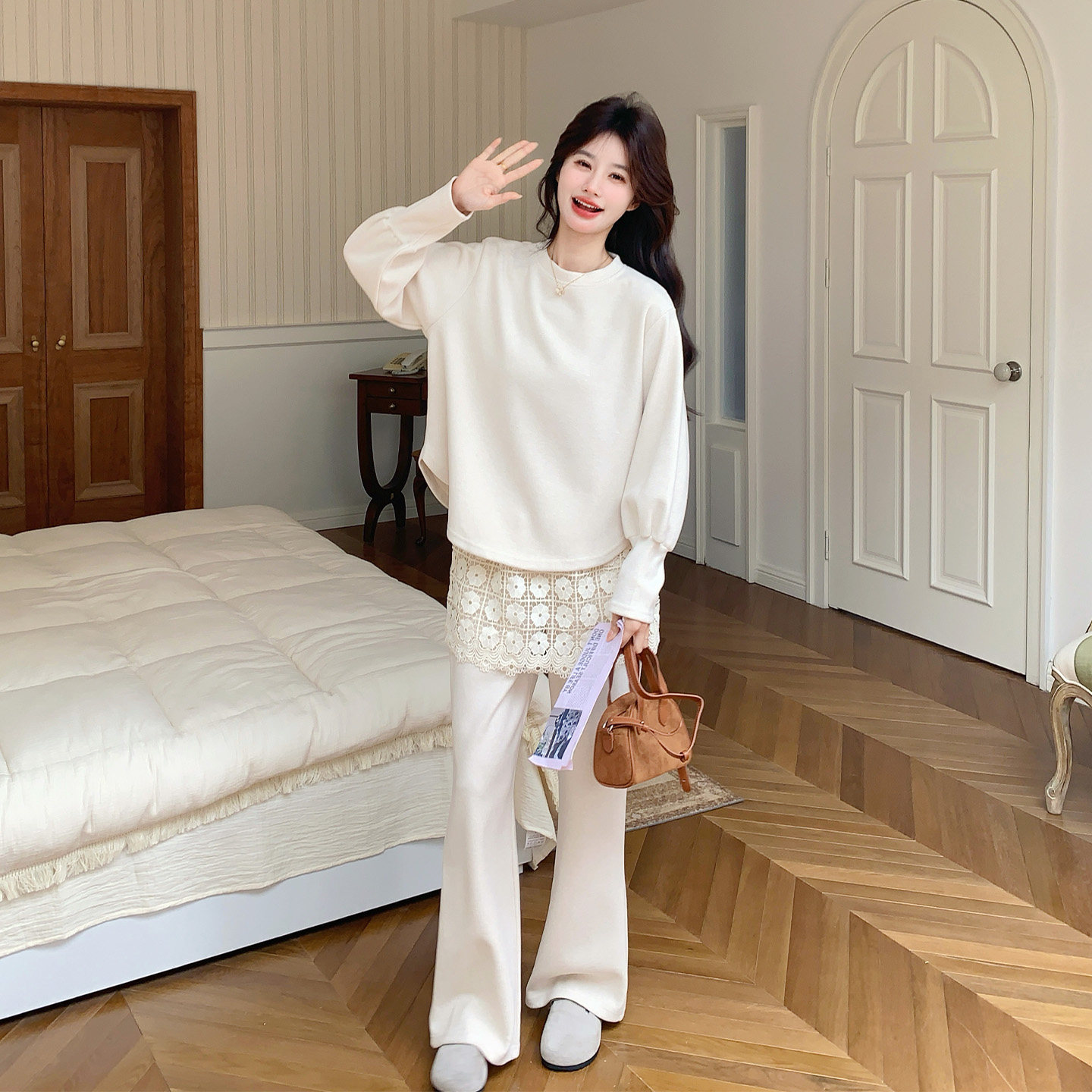 清纯系松弛感套装女2026早春新款休闲风卫衣蕾丝屁帘微喇裤两件套