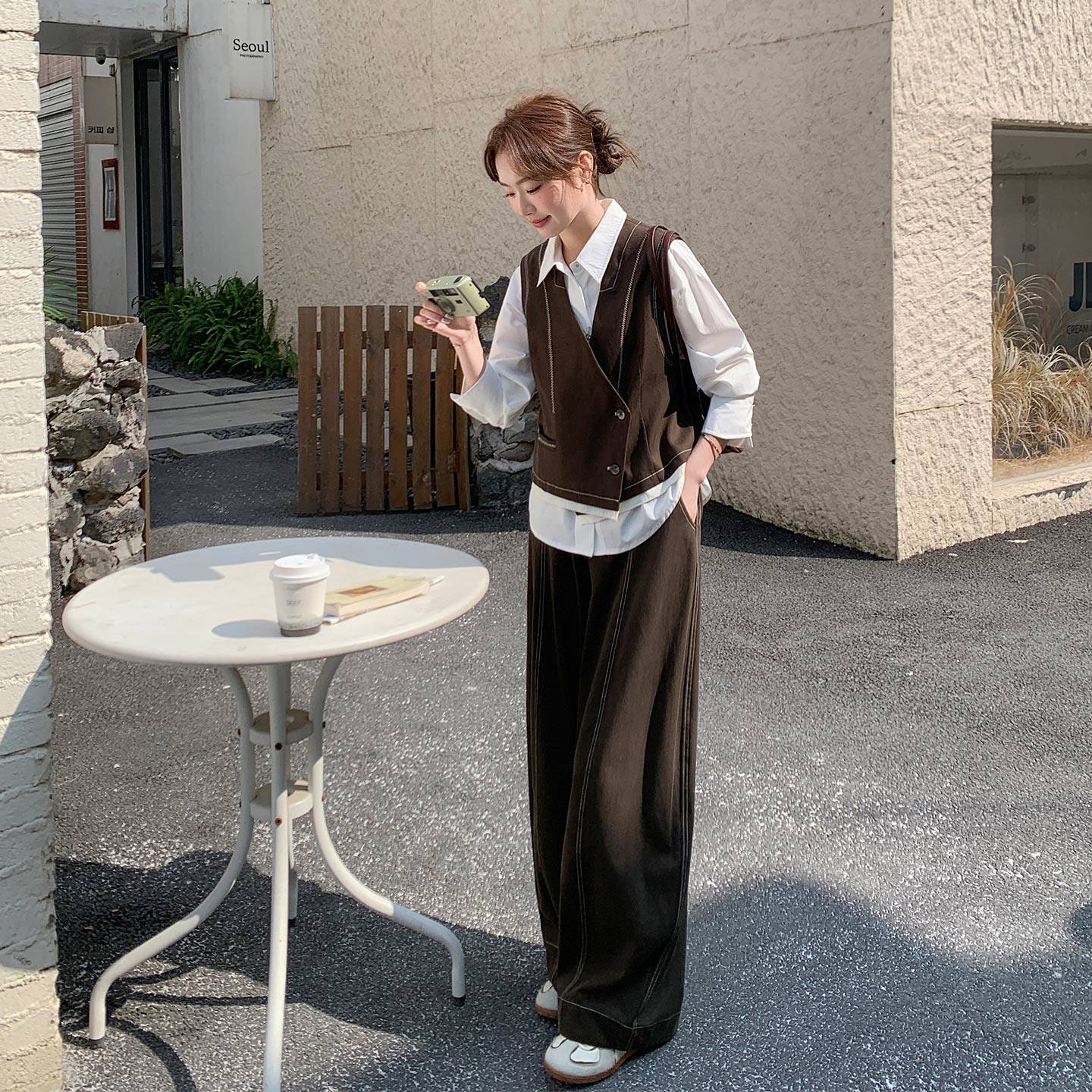 咖色小众高级感西装马甲套装女2026春日新款时尚衬衫阔腿裤三件套