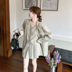 米色韩系氛围感套装女2026春新款时尚气质西装马甲百褶短裙三件套