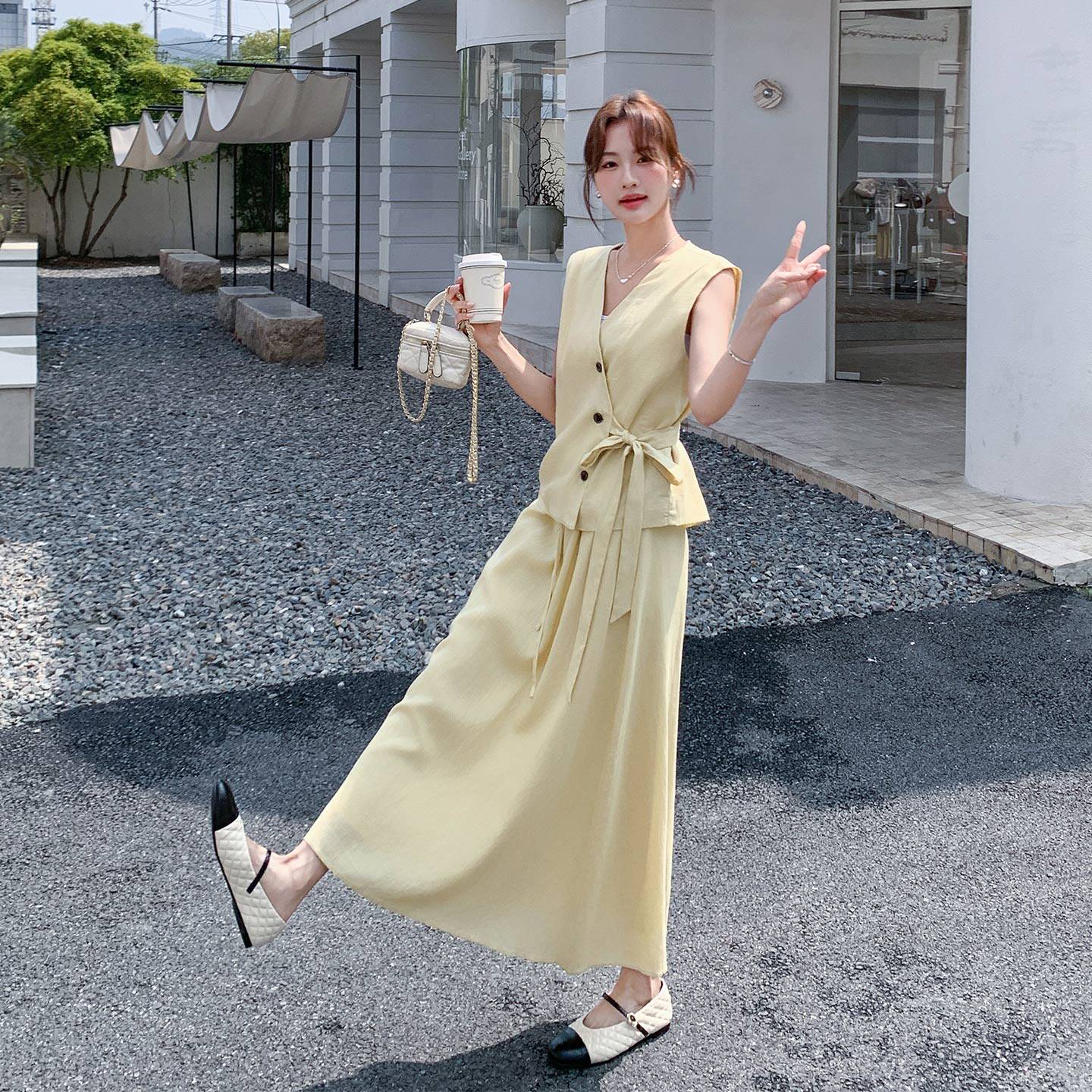 黄色高级感优雅简约套装女2026夏季新款V领系带马甲半身裙两件套