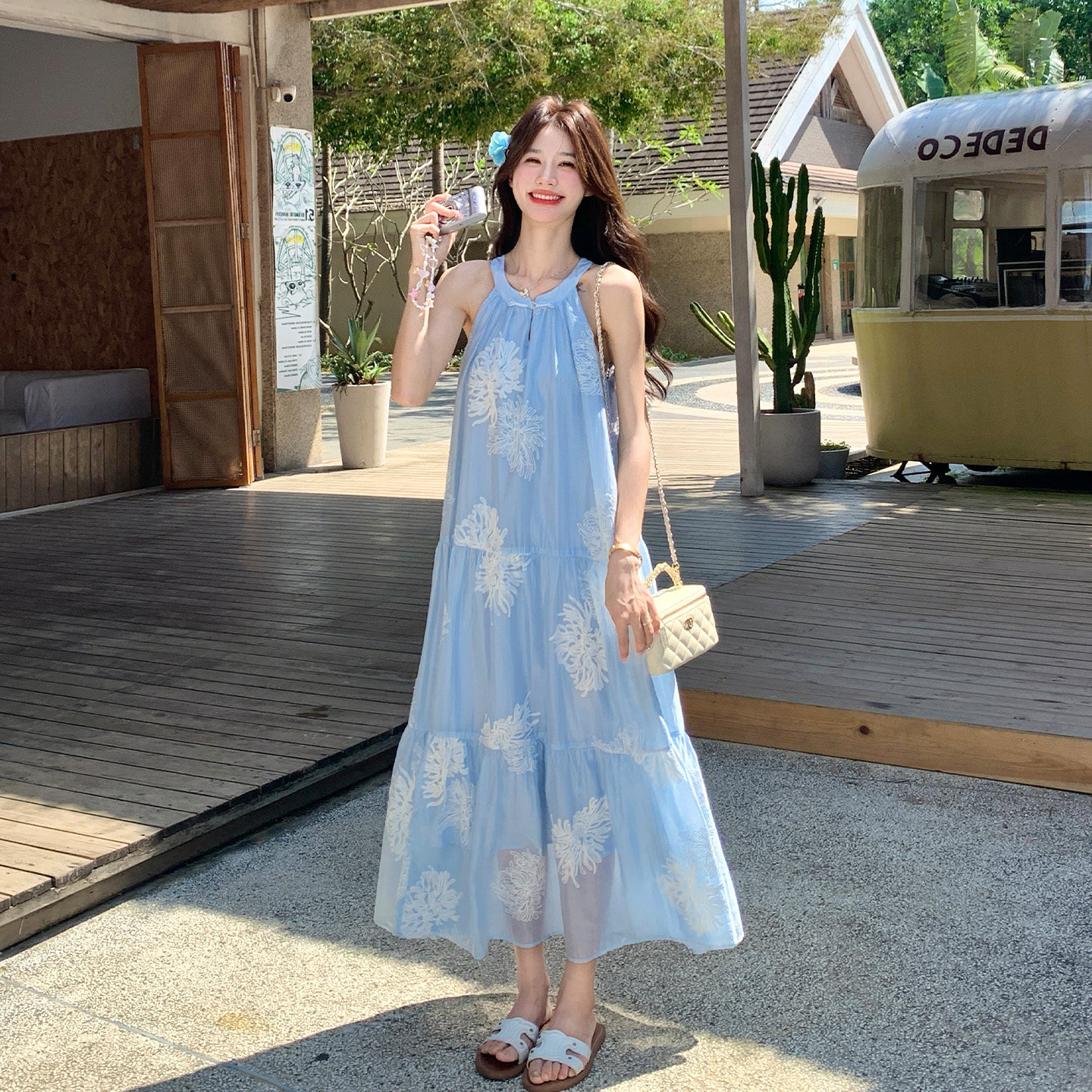 度假风蓝色绣花挂脖连衣裙女夏