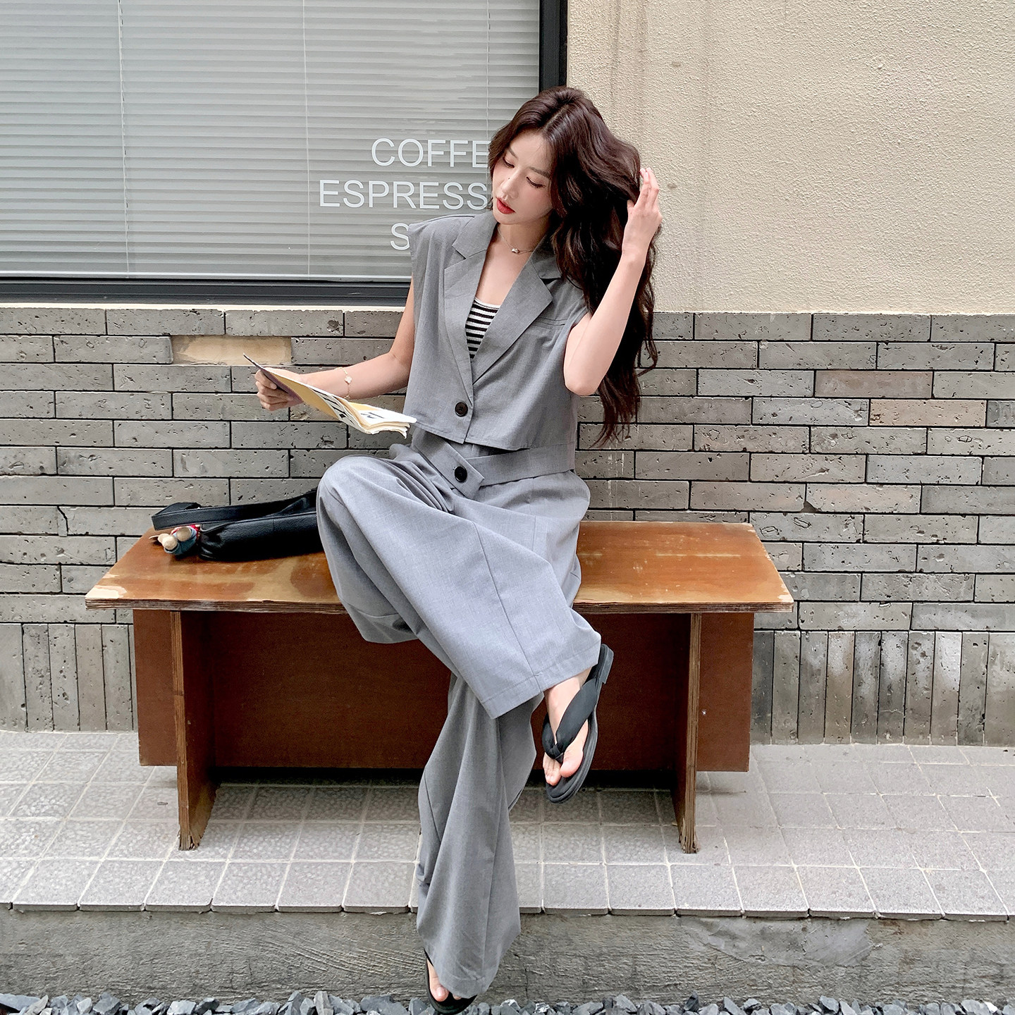 设计高级感休闲套装女2026初夏新款无袖西装条纹背心阔腿裤三件套