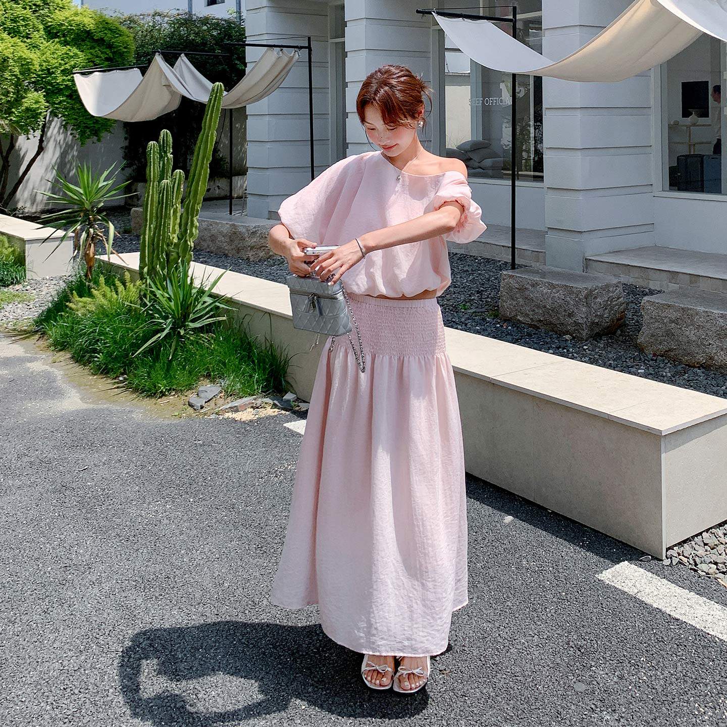 粉色甜辣少女感穿搭套装2026新款夏日松弛感露肩上衣半身裙两件套