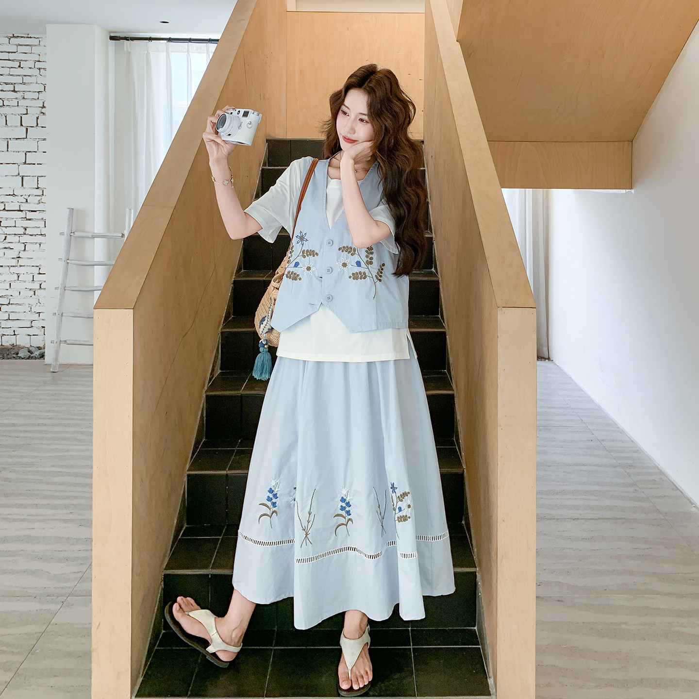 韩系温柔风森系刺绣马甲套装女2026新款夏日短袖T恤半身裙三件套