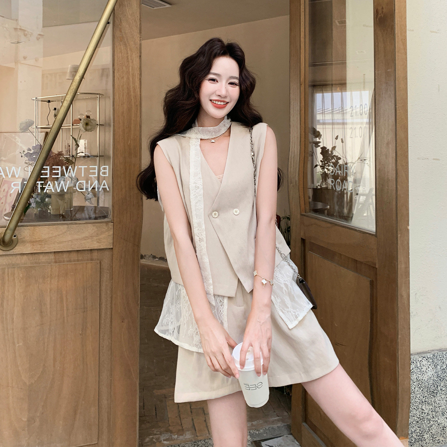 卡其色轻熟优雅风时尚穿搭女2026新款蕾丝拼接西装马甲短裙两件套