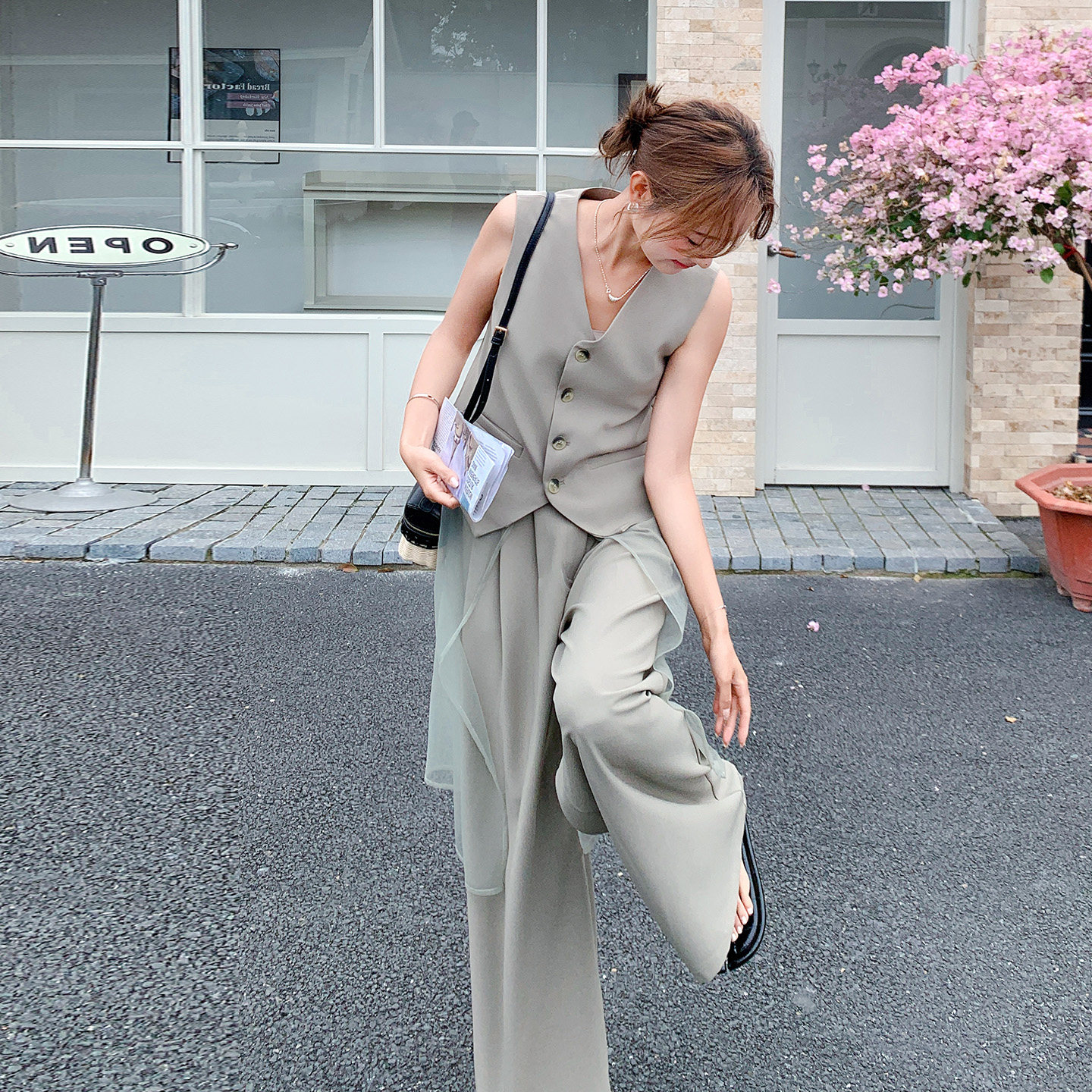 灰色别致设计感网纱拼接西装马甲套装夏高腰阔腿裤两件套2026新款