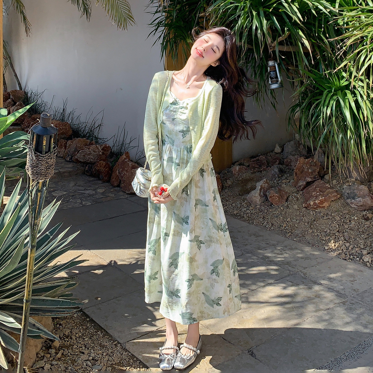 绿色法式蝴蝶印花吊带连衣裙套装女2026春针织开衫减龄长裙两件套