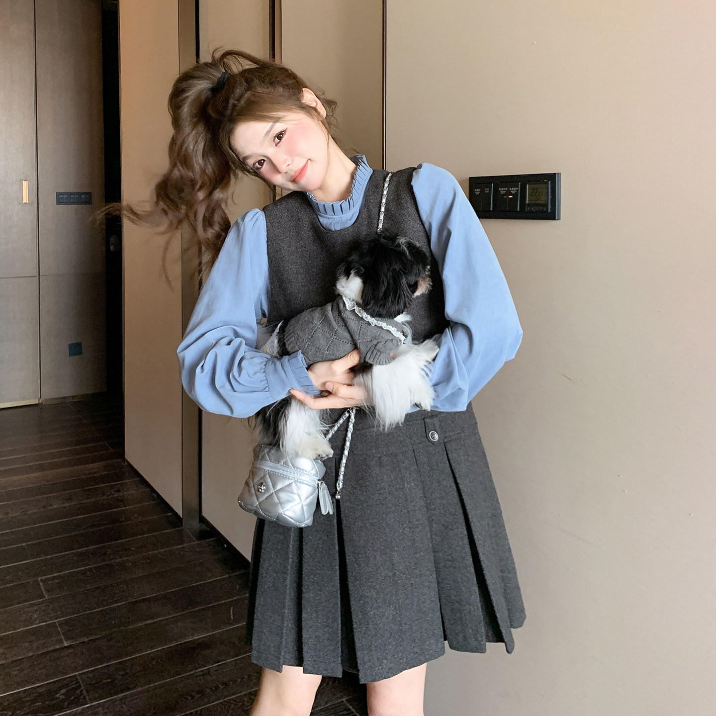 灰色韩系学院风小个子百褶背心连衣裙套装女2026春花边内搭两件套