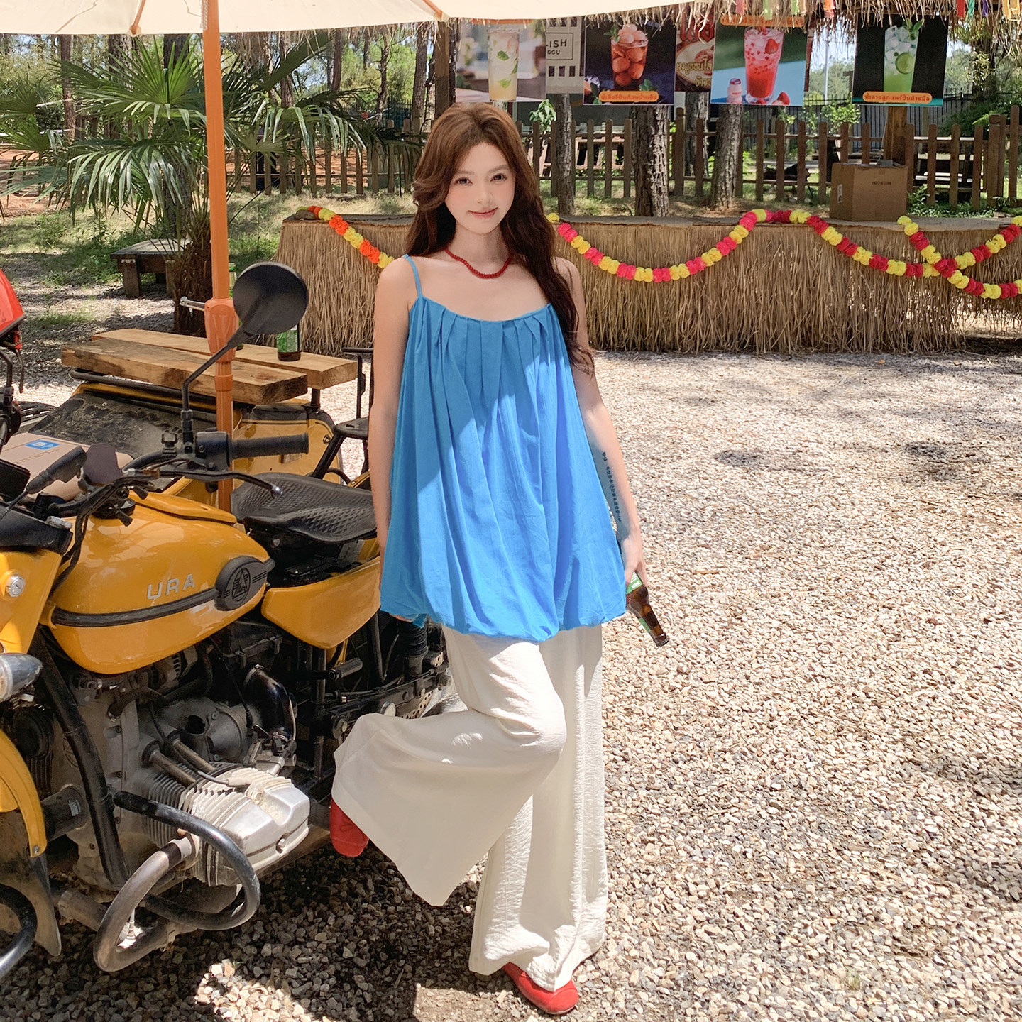 宝蓝色海岛假日穿搭女2026新款夏日捏褶吊带上衣高腰阔腿裤两件套