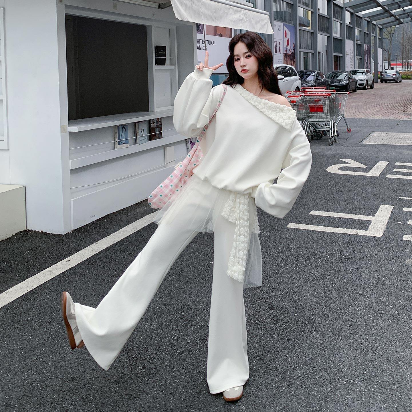 米白色松弛感减龄提花露肩卫衣套装女2026春新款屁帘微喇裤两件套