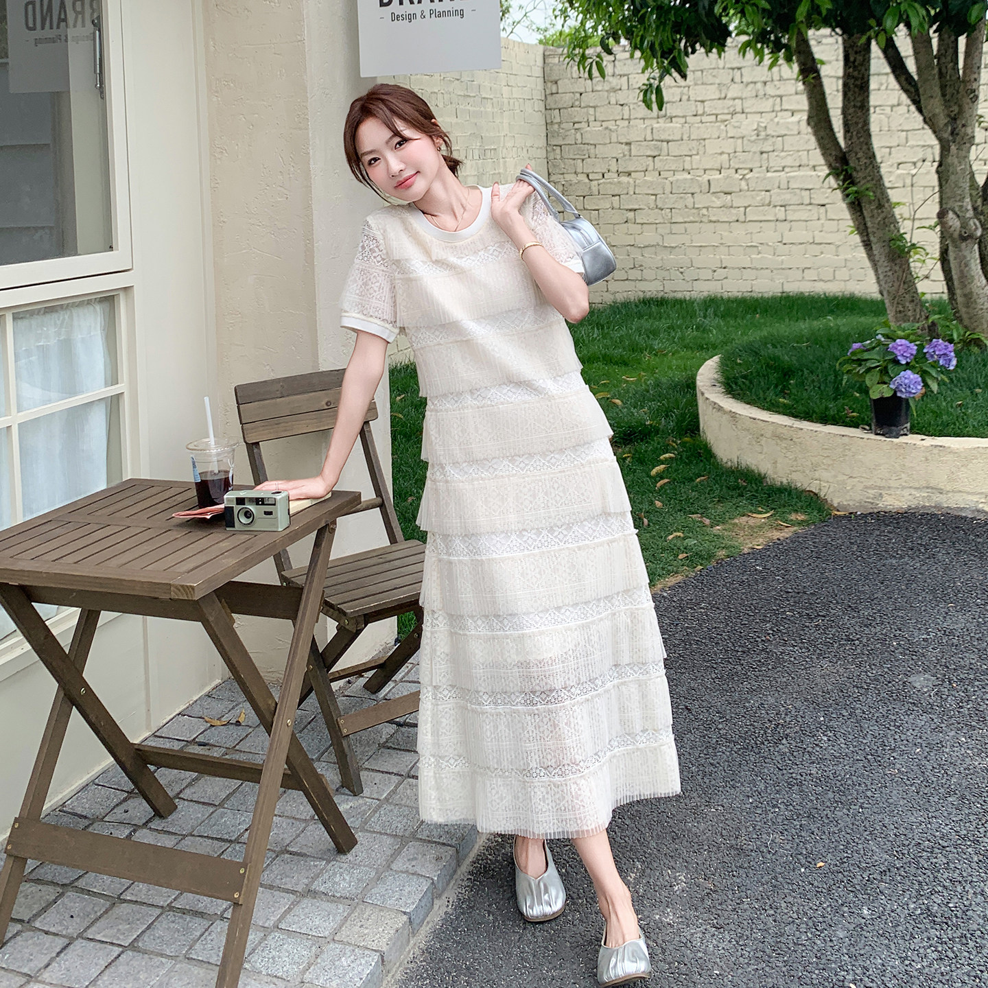 米白色甜美风蕾丝拼接连衣裙女2026新款夏日随性休闲度假风T恤裙