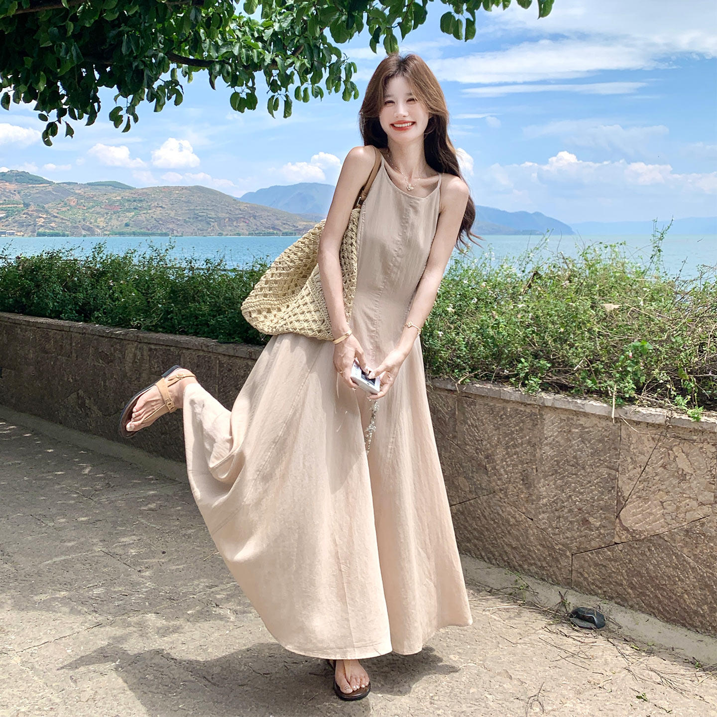 卡其色韩版掐腰显瘦大裙摆连衣裙女2026新款夏日优雅贵气感吊带裙