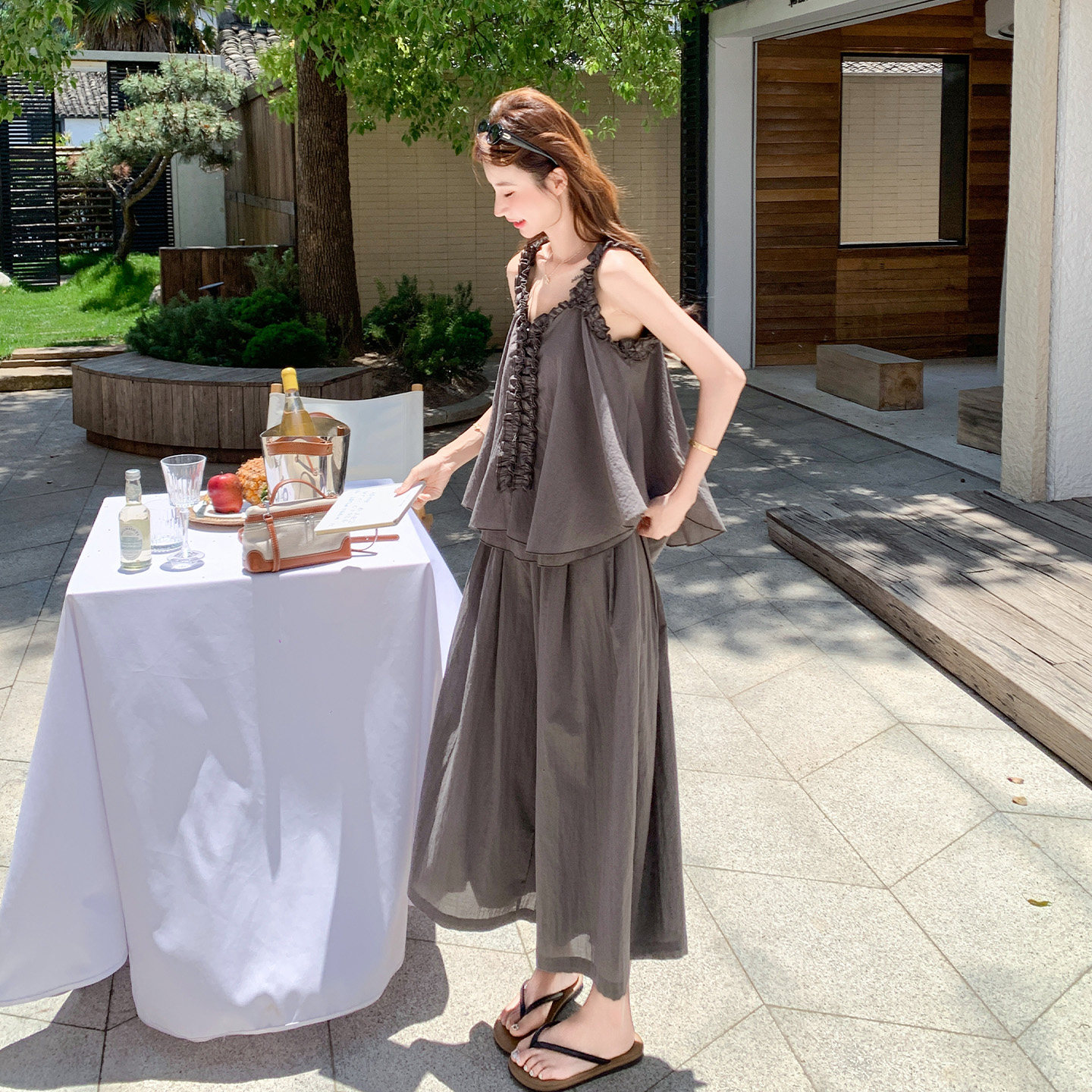 灰色超好看气质套装女2026夏季新款不规则木耳边吊带阔腿裤两件套