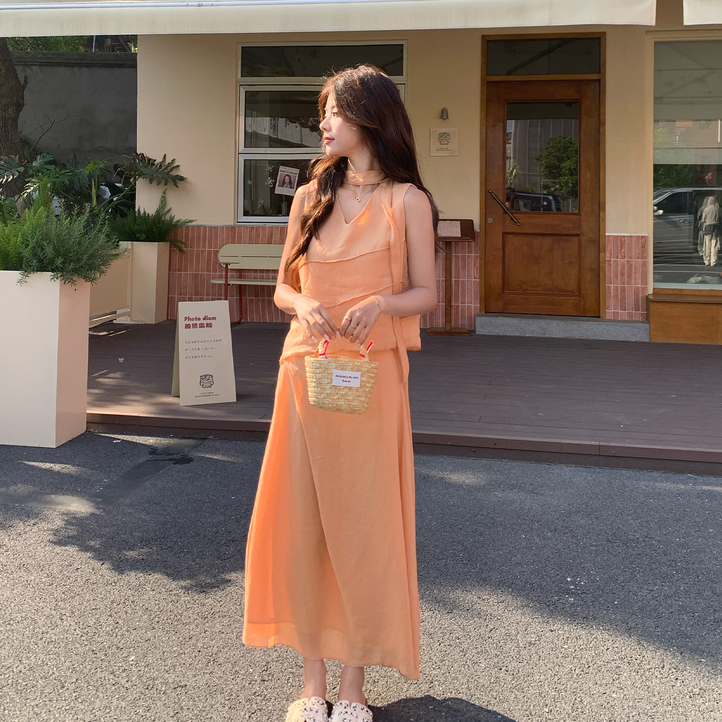 夏季通勤橘色无袖背心半身裙套装