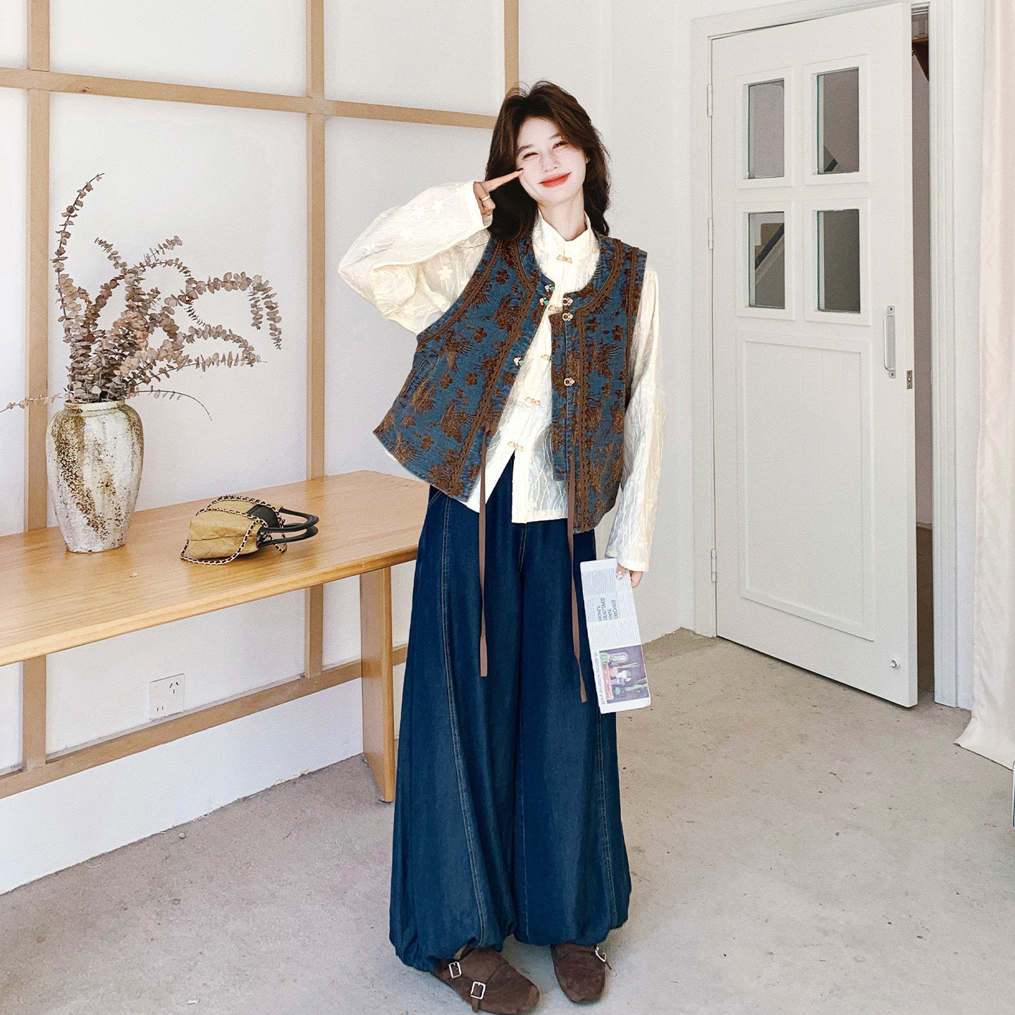 新中式今年流行爆款套装女2026春季新款刺绣马甲内搭阔腿裤三件套