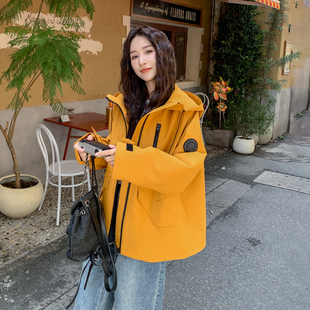橘黄色韩系连帽工装短外套女2026春季小个子超好看减龄休闲冲锋衣