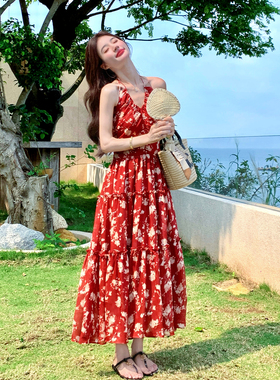 红色甜辣纯欲风无袖连衣裙女2026新款夏日法式浪漫风情碎花吊带裙