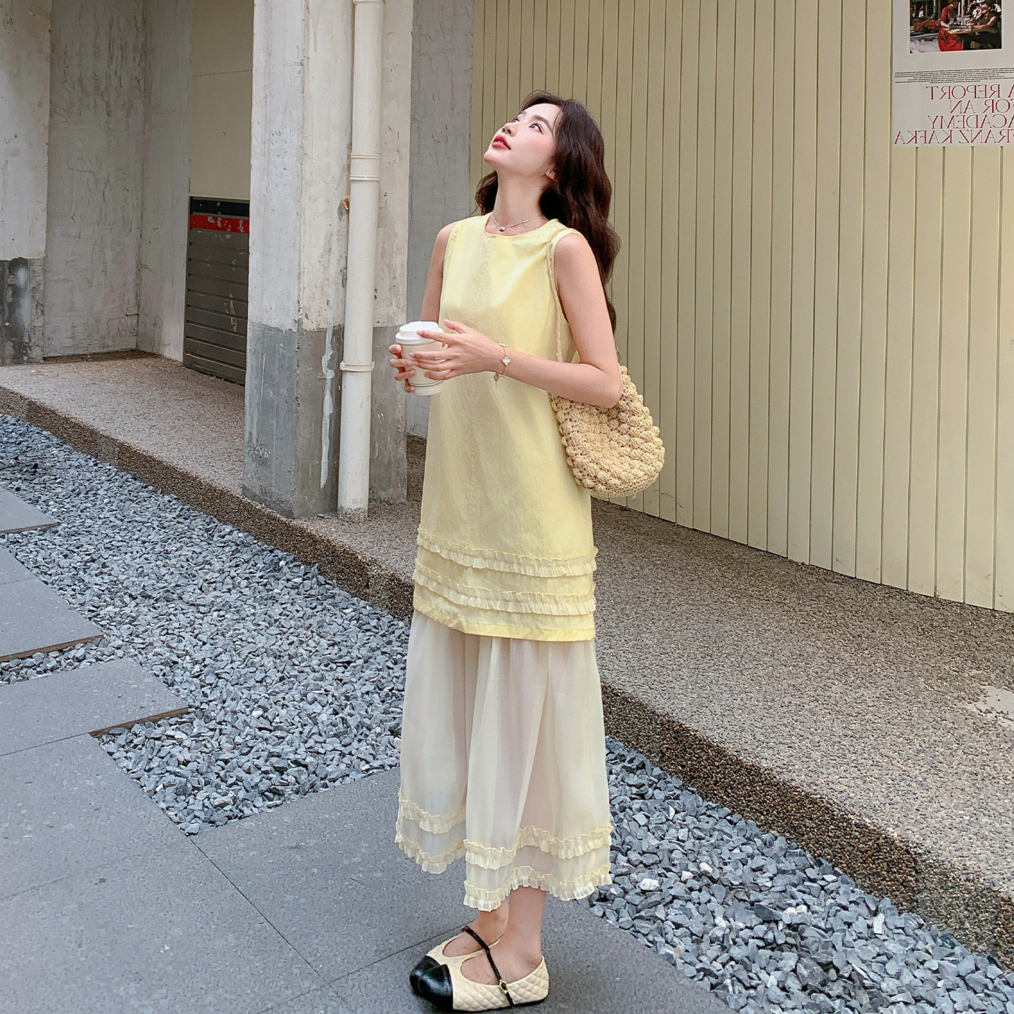 黄色法式明媚少女风无袖连衣裙夏2026新款设计感木耳边拼接背心裙