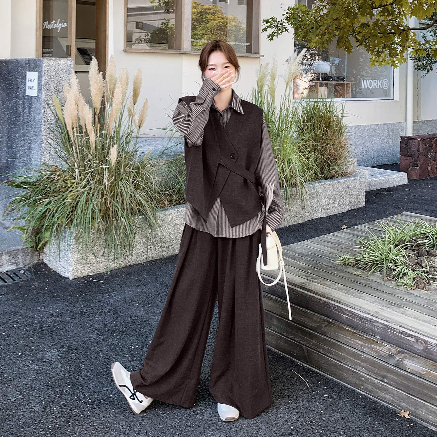 咖色复古休闲风系带马甲套装女2026新款翻领条纹衬衫阔腿裤三件套