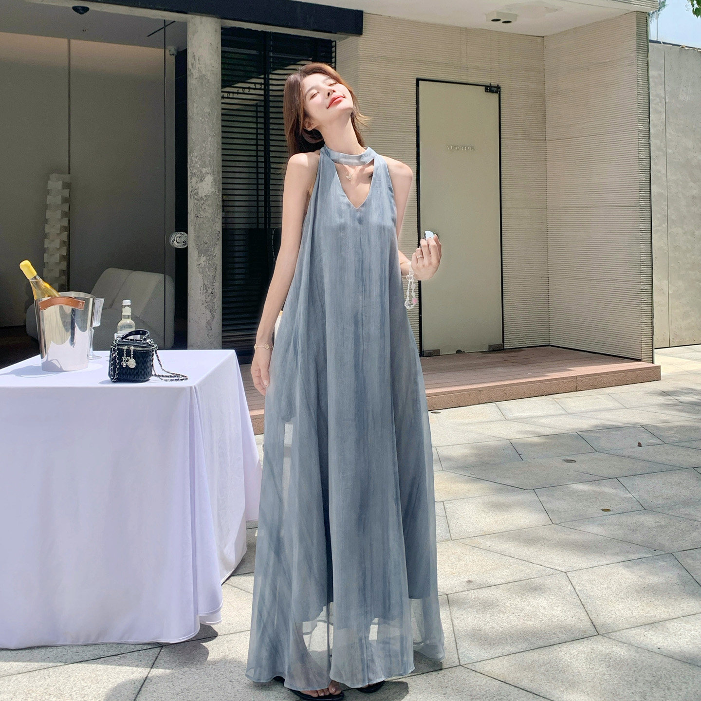 法式挂脖V领无袖连衣裙女夏气质