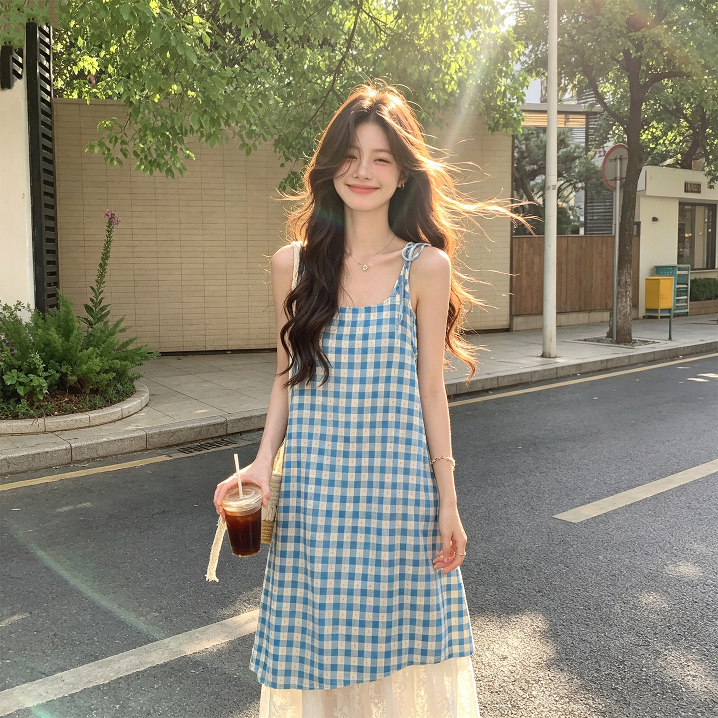 蓝色甜美文艺风蕾丝拼接连衣裙女2026新款夏日俏皮减龄格纹吊带裙