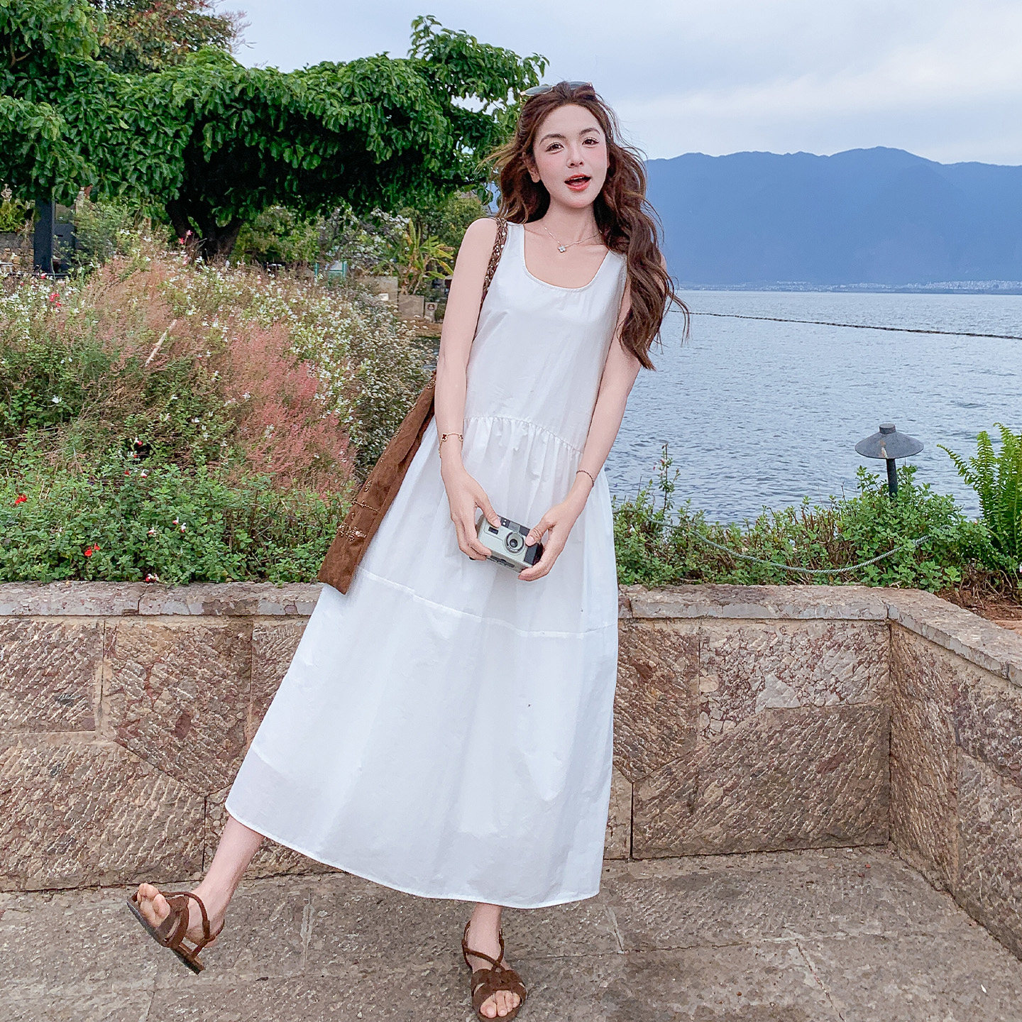 度假风无袖白色连衣裙女夏长款