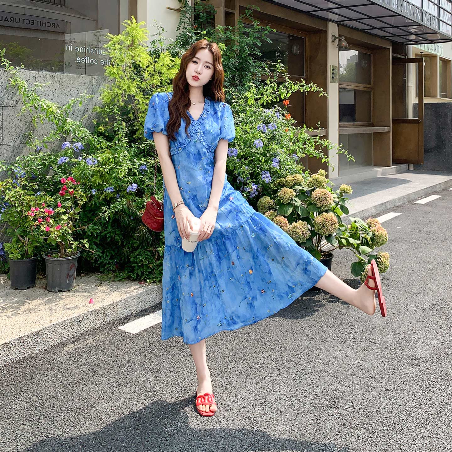 蓝色小众不撞款法式泡泡袖连衣裙女2026夏季新款木耳边绣花A字裙