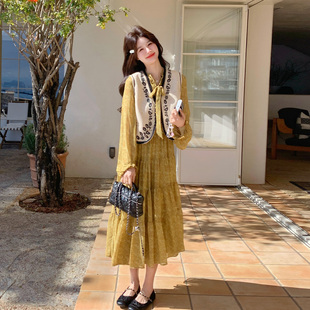 黄色法式度假风刺绣马甲连衣裙套装女2026春新款系带碎花裙两件套