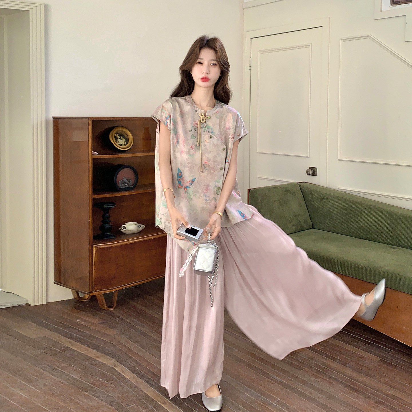 夏日新中式绝美蝴蝶印花套装女2026新款盘扣上衣高腰裙裤两件套